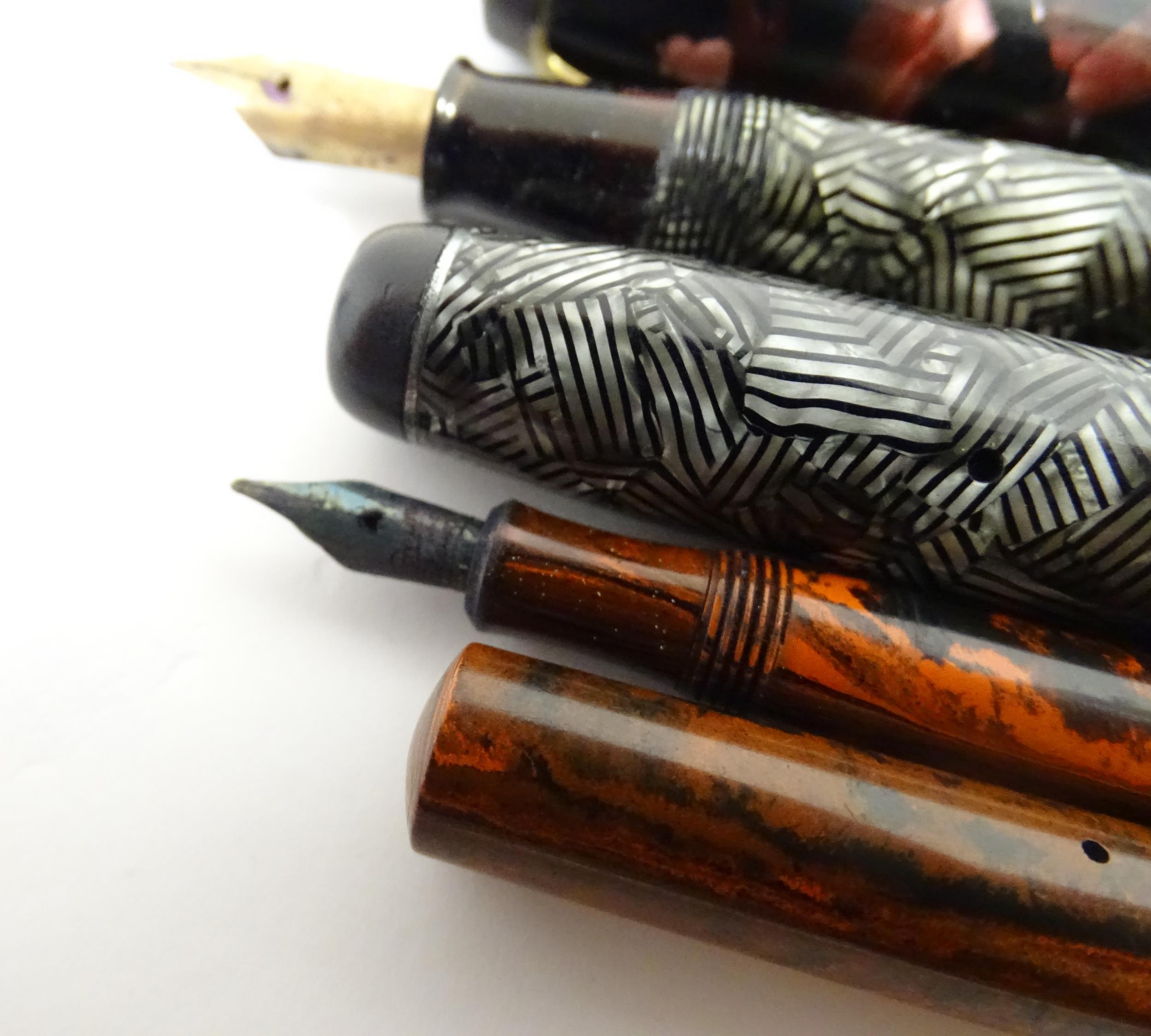 Six fountain pens with 14ct nibs, to include a Parker 'Duofold' with black finish and 14kt gold nib, - Image 7 of 22
