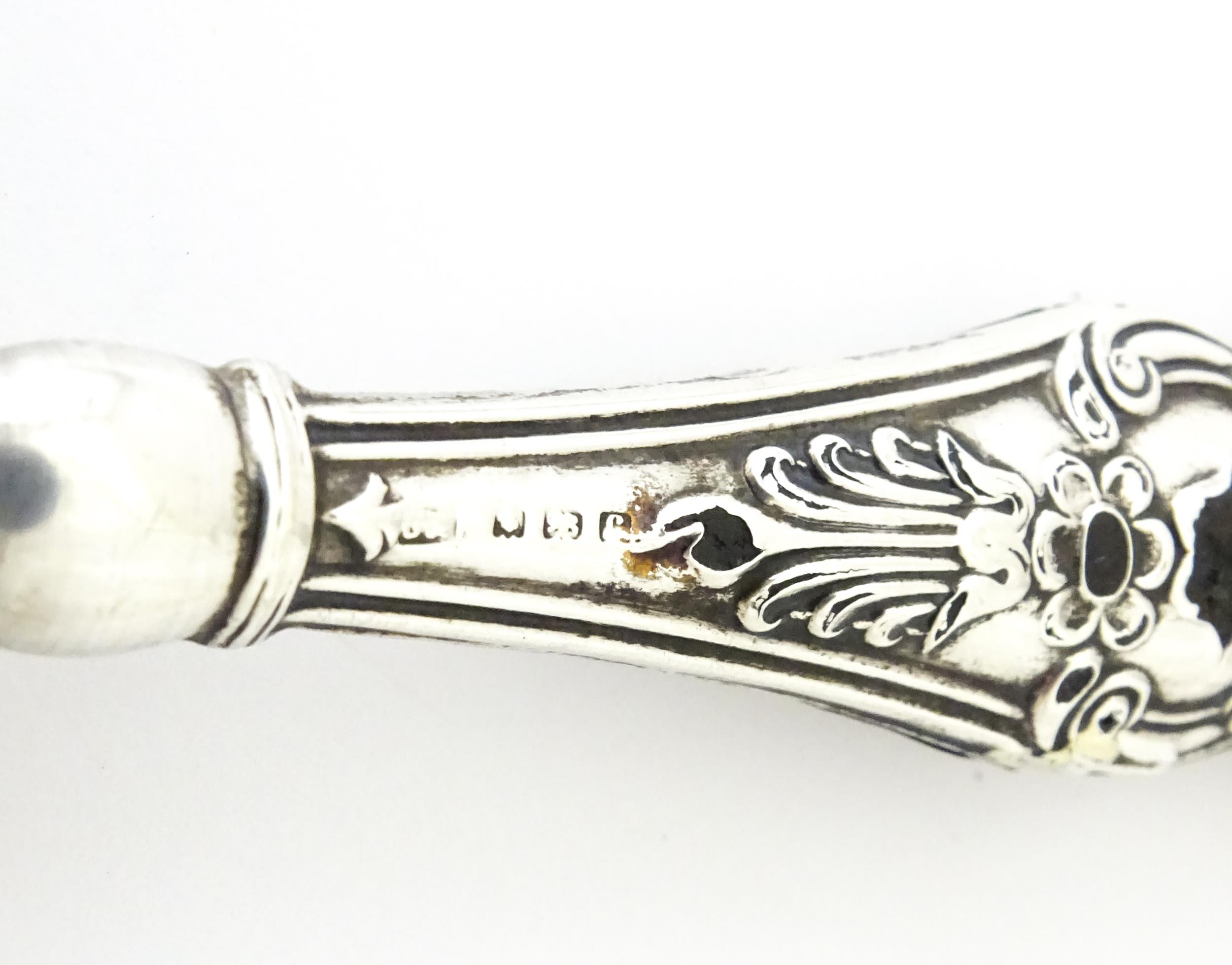 A silver handled button hook hallmarked Birmingham 1902. Approx 9" long Please Note - we do not make - Image 4 of 6