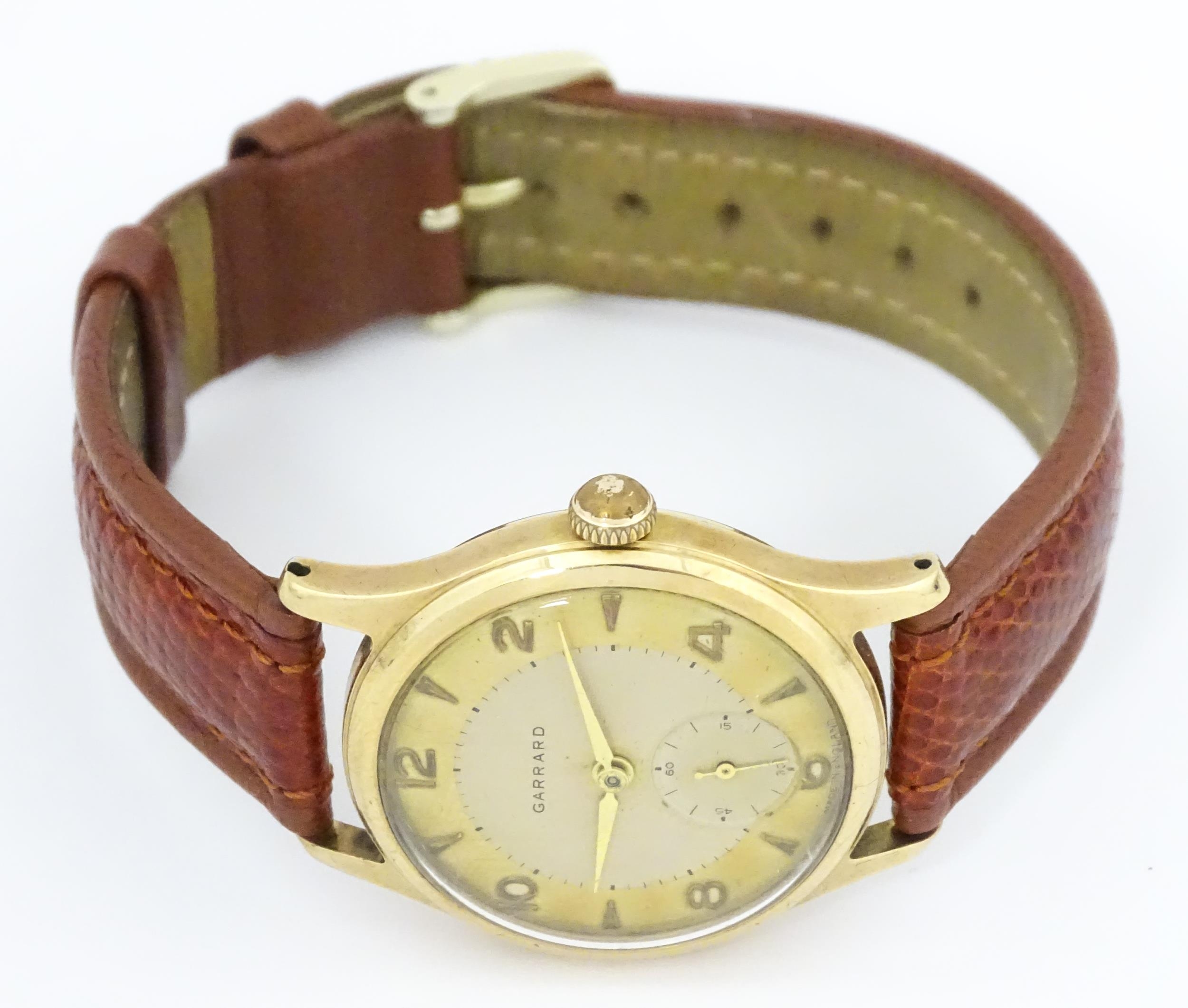 A gentlemans 9ct gold cased wristwatch the dial signed Garrard with Arabic numerals and subsidiary - Bild 5 aus 11