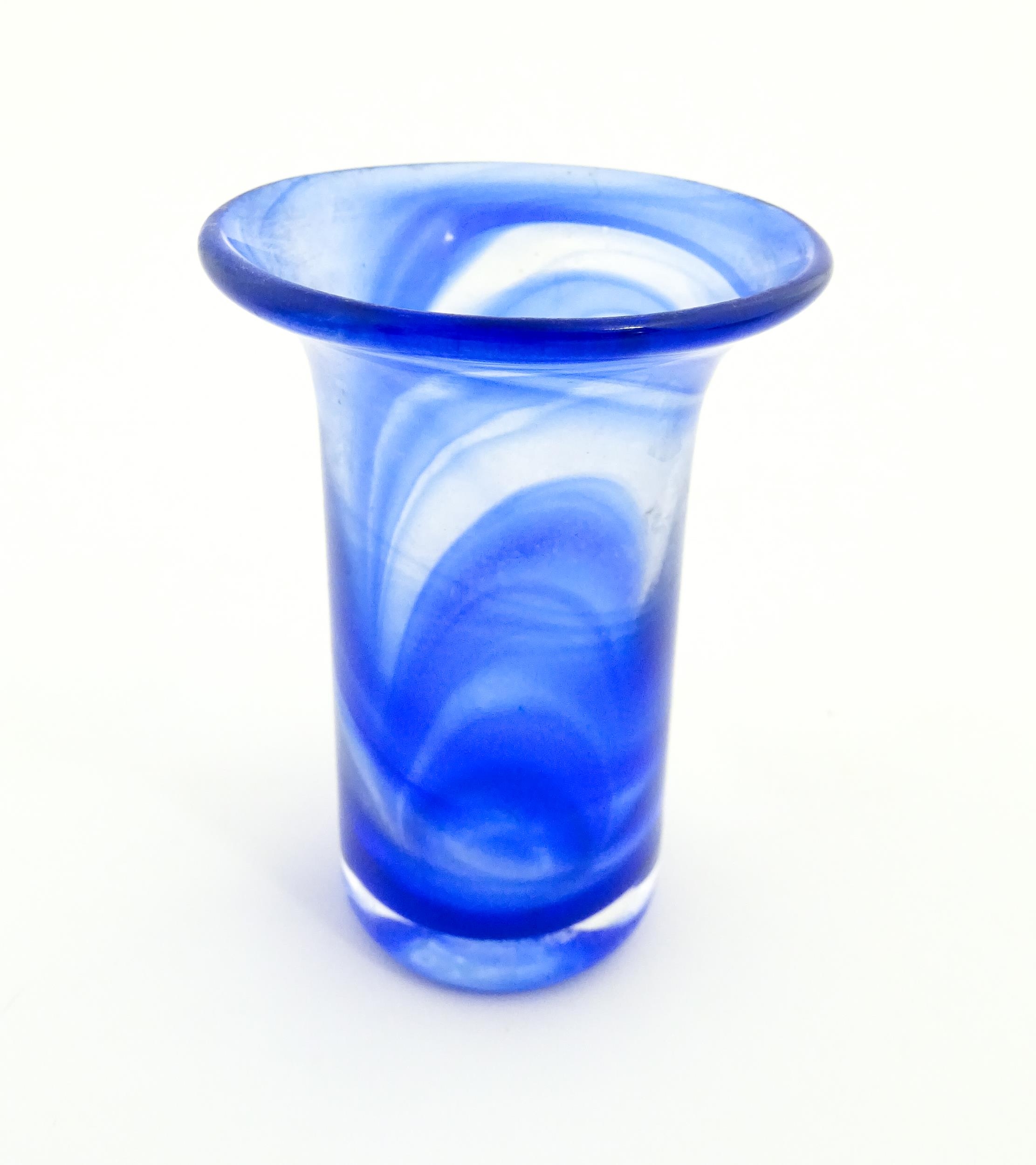 A Swedish Vas Vitreum blue glass vase with flared rim, signed under Vas Vitreum Sweden. Approx. 4 - Image 3 of 6