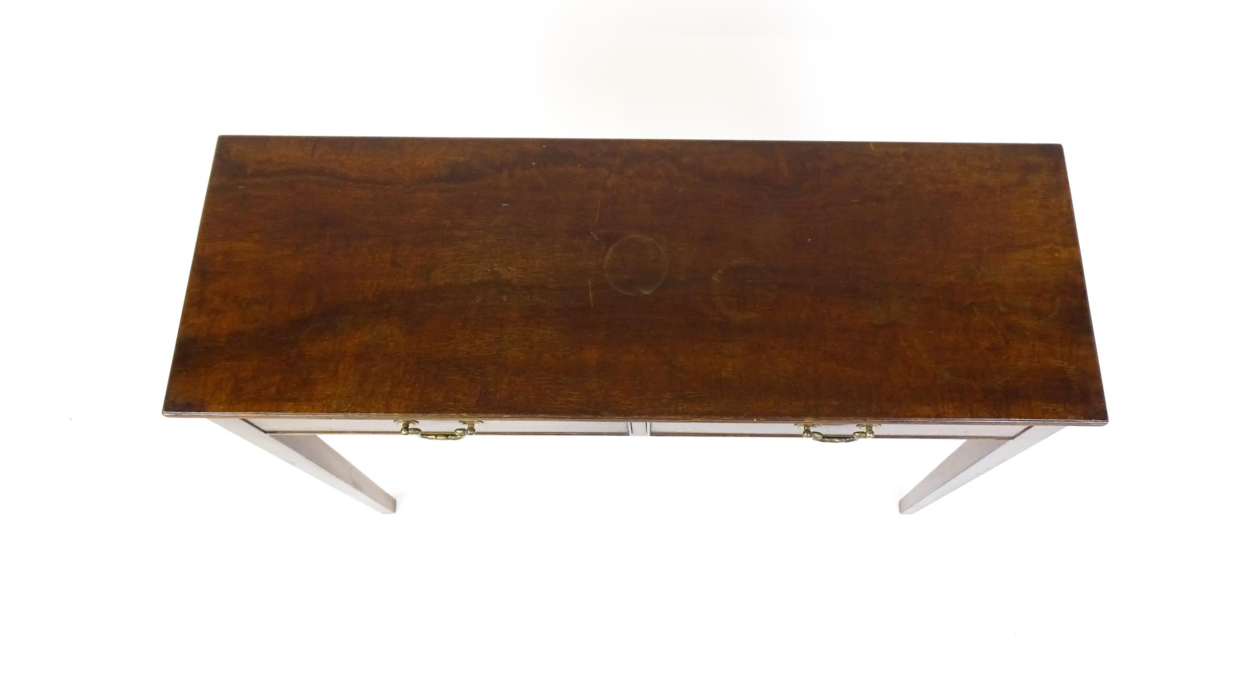 A 20thC mahogany console table / side table with a reeded edge and two short drawers with swan - Bild 4 aus 8
