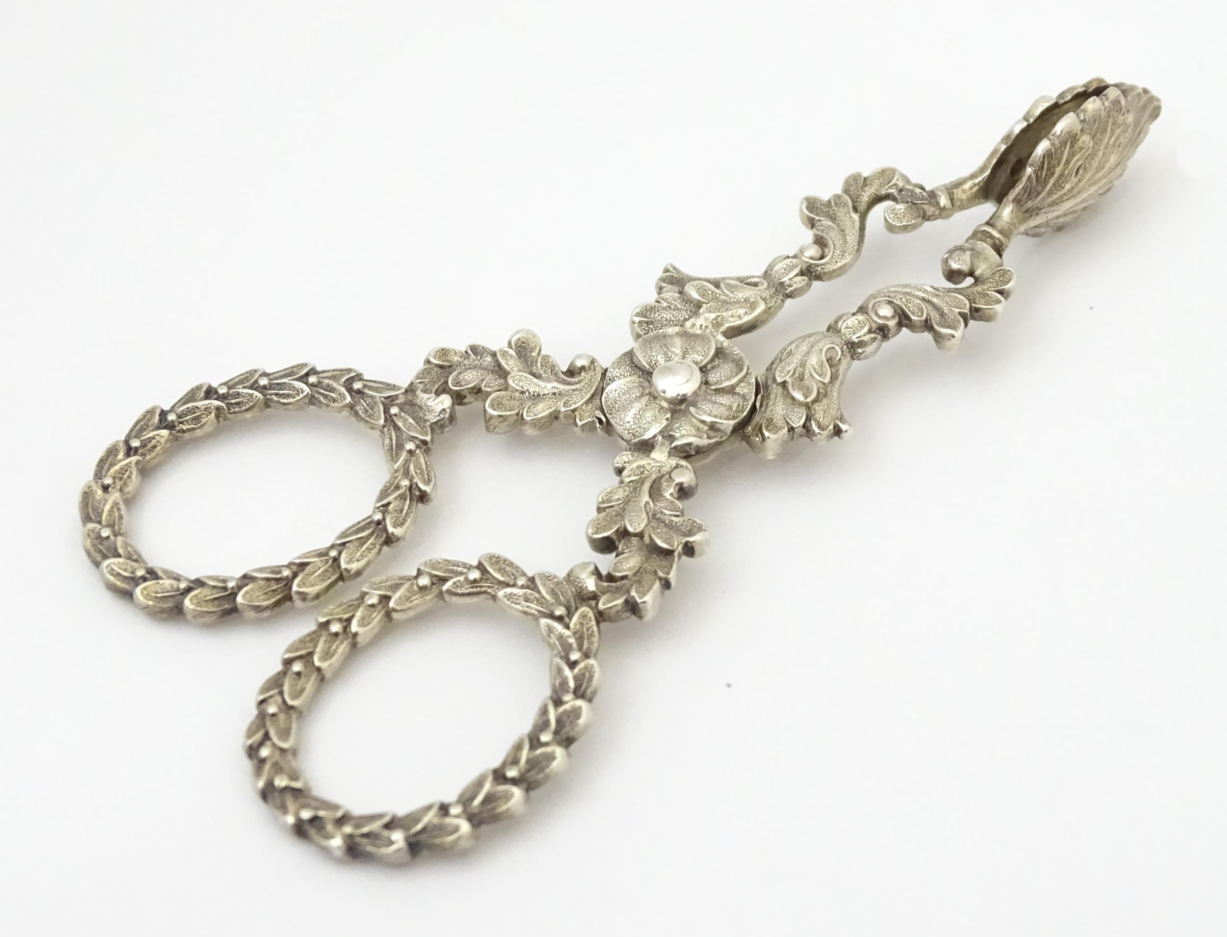 William IV silver sugar nips with foliate detail and laurel chaplet formed handles, hallmarked - Image 3 of 8