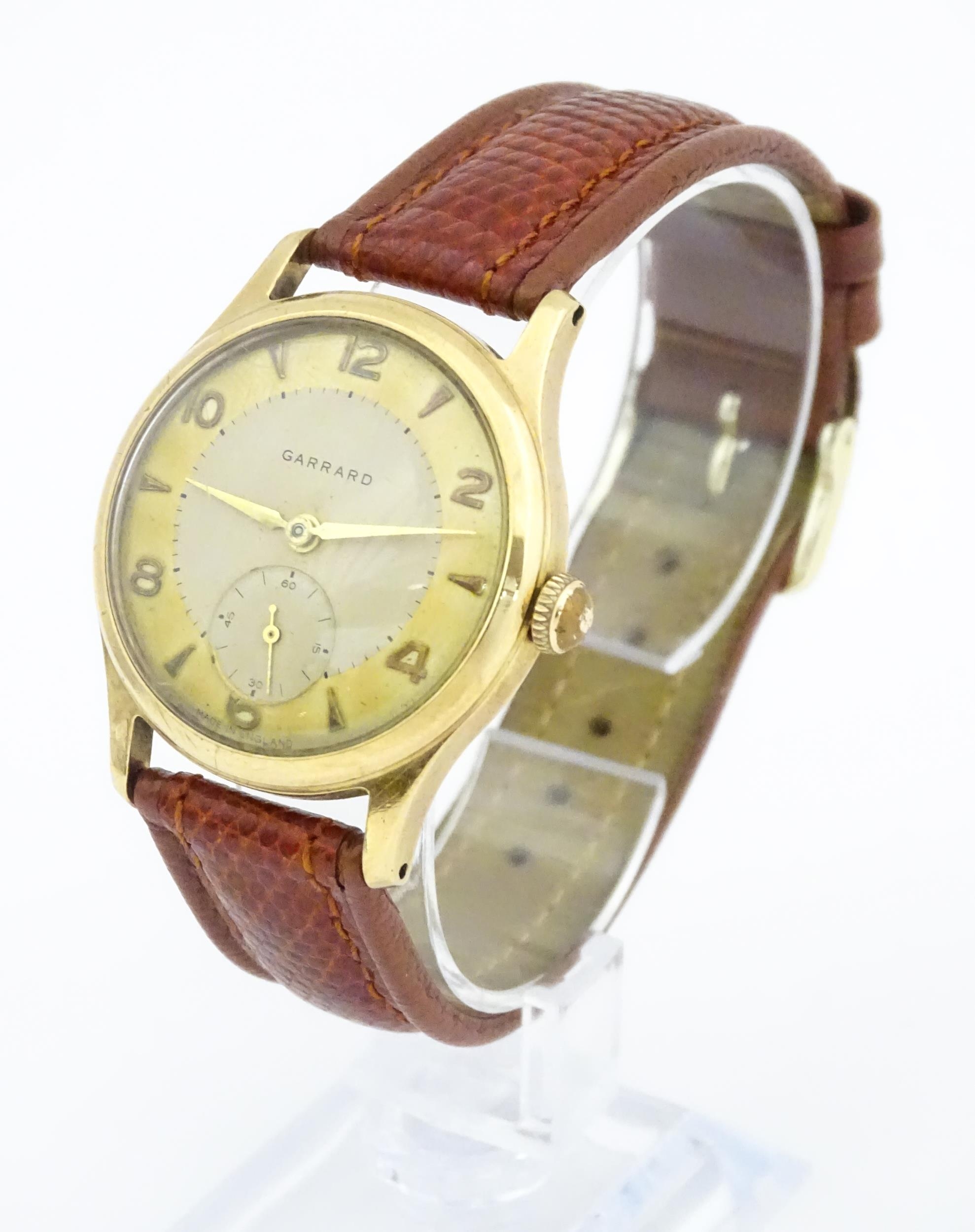 A gentlemans 9ct gold cased wristwatch the dial signed Garrard with Arabic numerals and subsidiary - Bild 4 aus 11