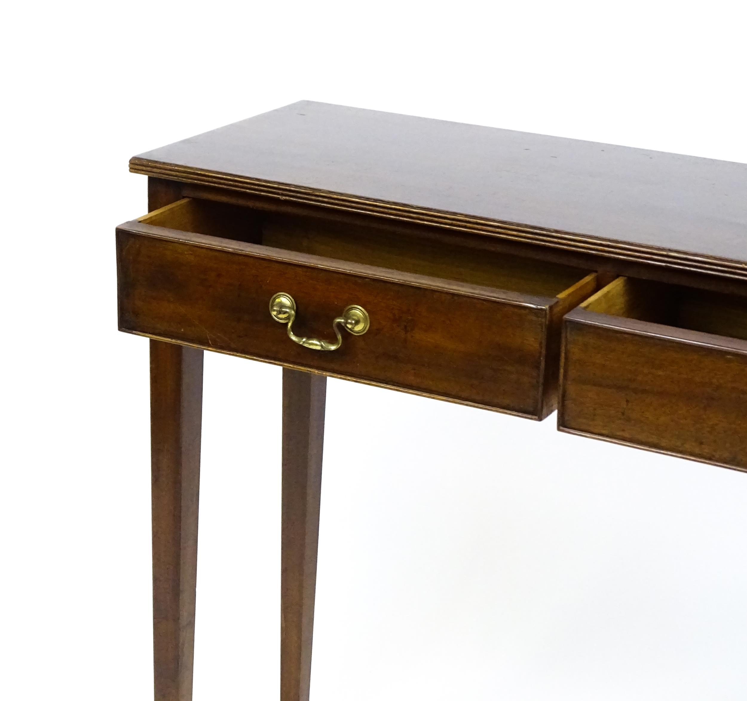 A 20thC mahogany console table / side table with a reeded edge and two short drawers with swan - Bild 6 aus 8