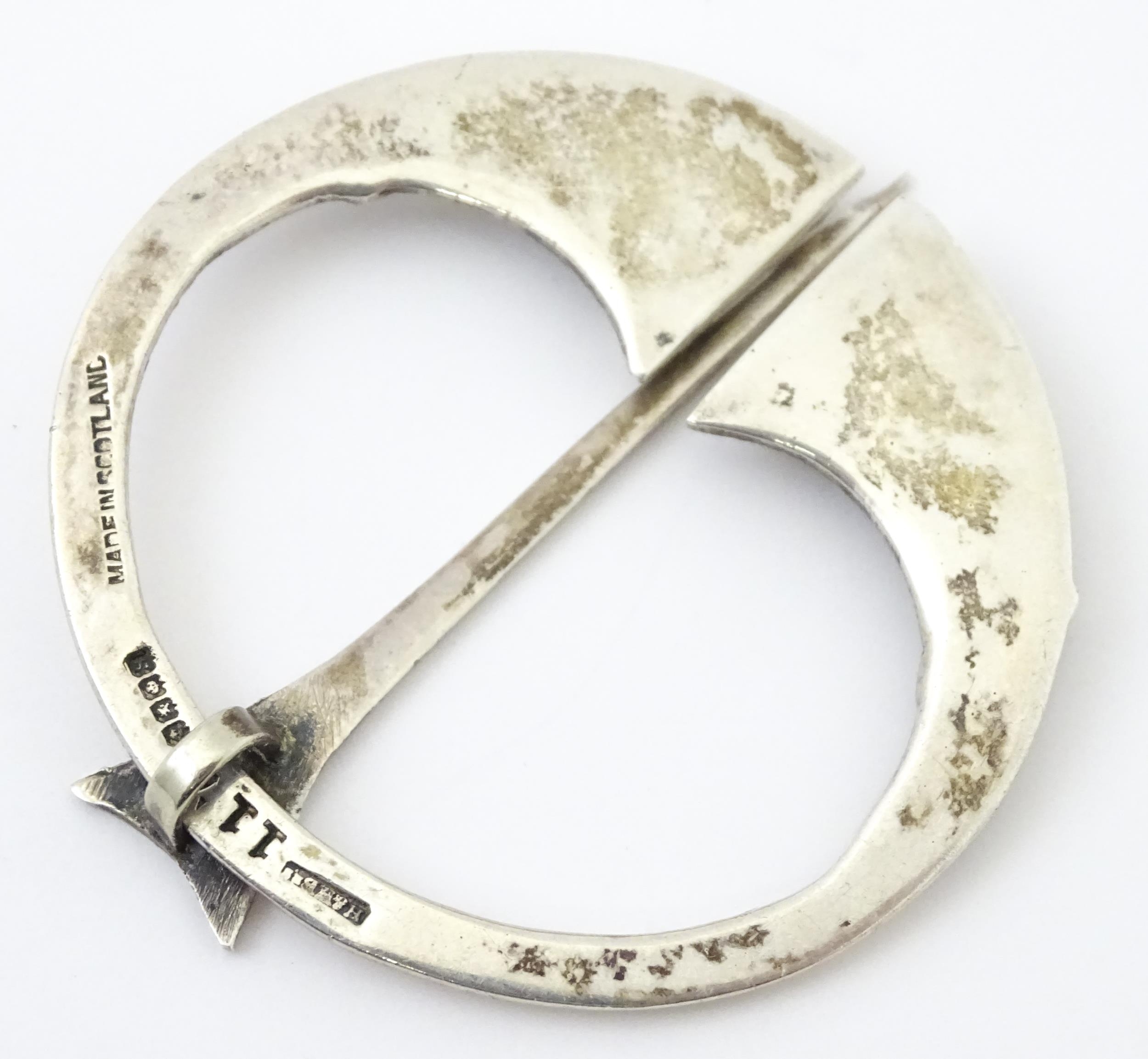 A Scottish silver penannular brooch / pin with Celtic decoration. Hallmarked Glasgow 1941 maker - Image 8 of 8