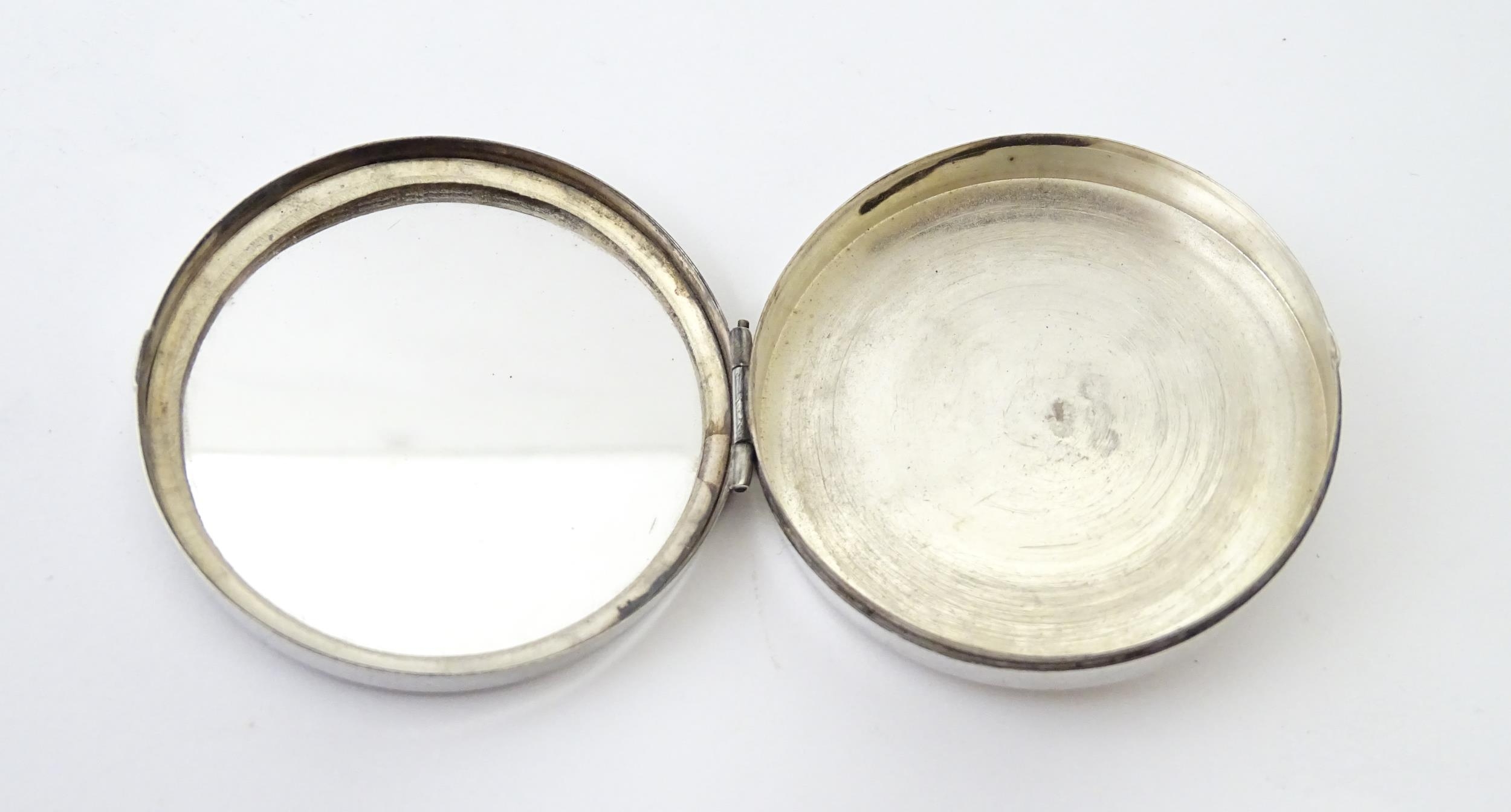 An Art Deco silver compact with engine turned decoration and mirror within, hallmarked Birmingham - Image 2 of 7