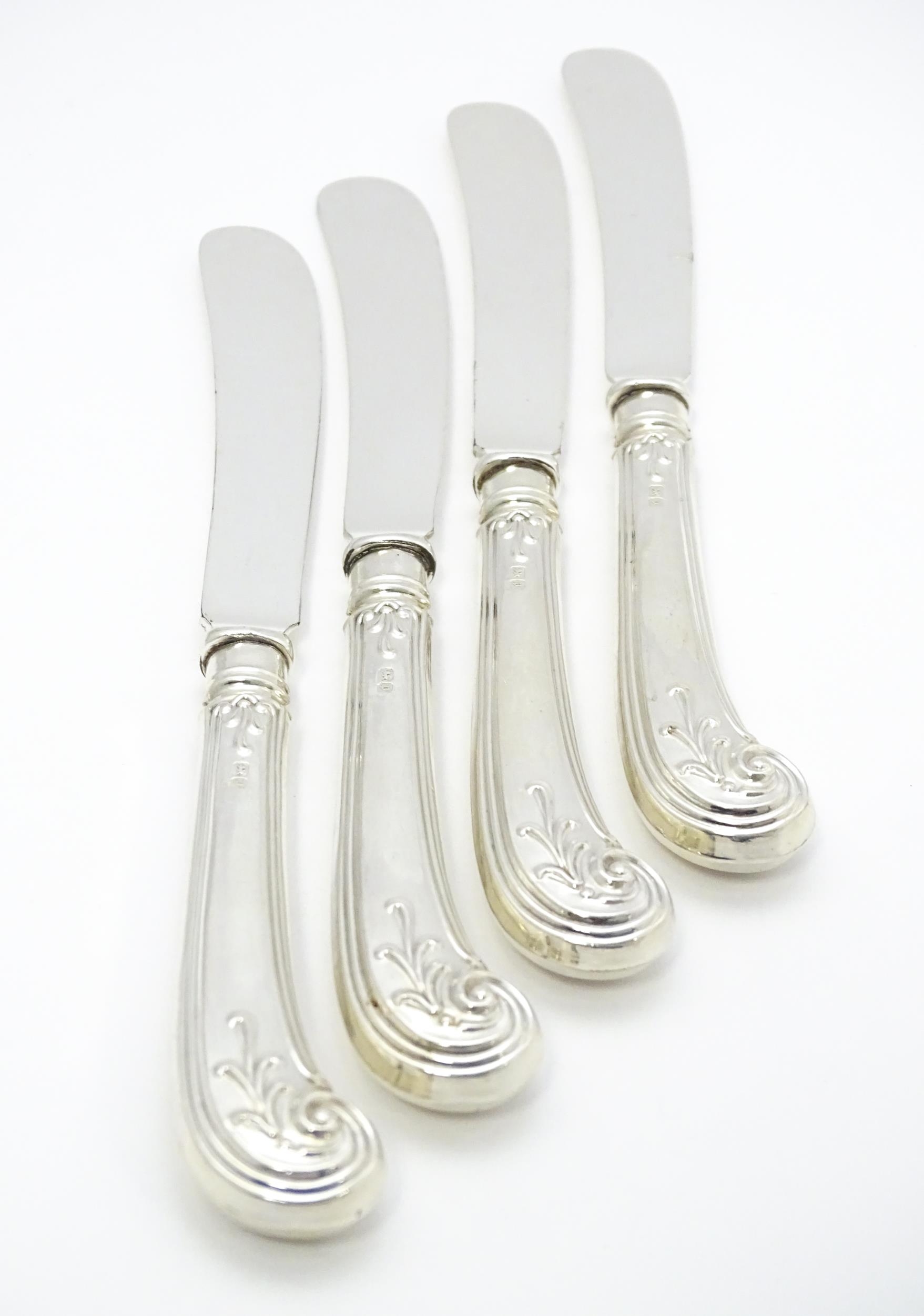 Assorted silver handled tea knives to include pistol grip examples. Together with a silver handled - Image 6 of 14