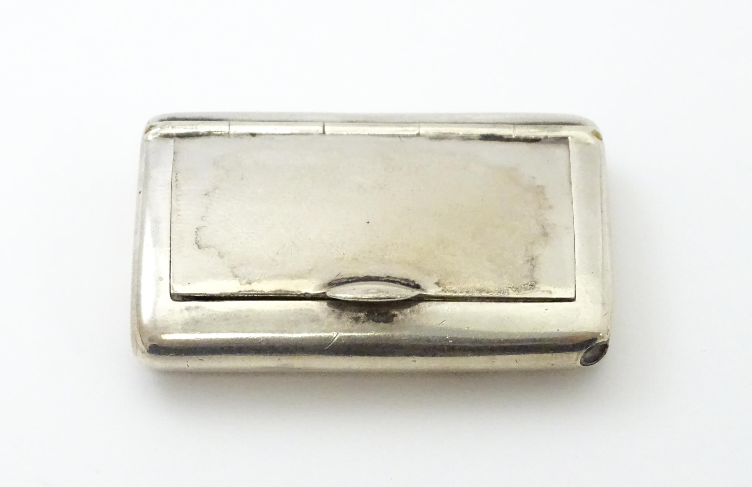 A silver snuff box hallmarked Birmingham 1917, maker John Collard Vickery. Approx. 1 3/4" wide - Image 2 of 8