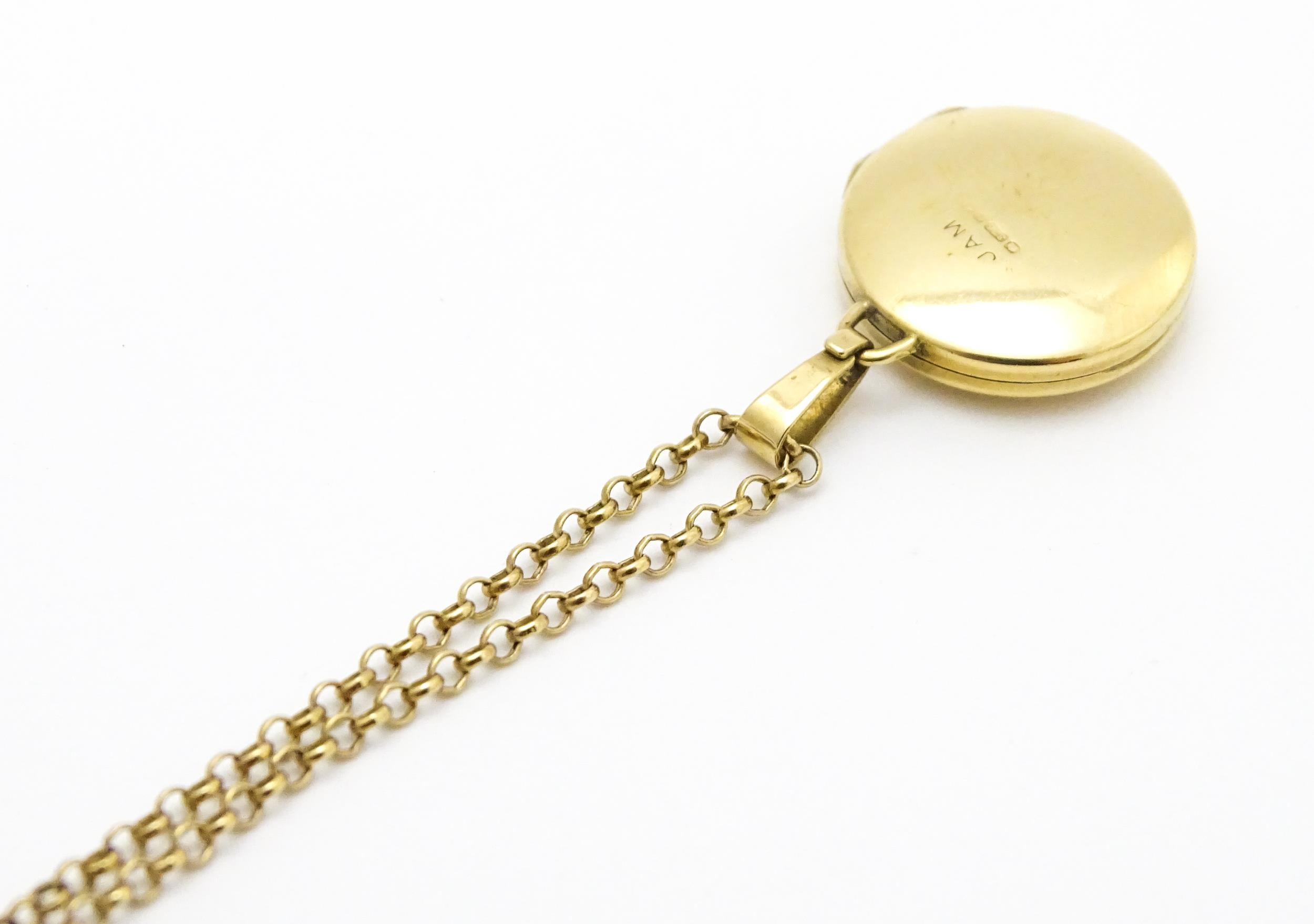 A 9ct gold locket with engraved detail on a 9ct gold chain. Locket approx. 5/8" wide Please Note - - Image 4 of 7