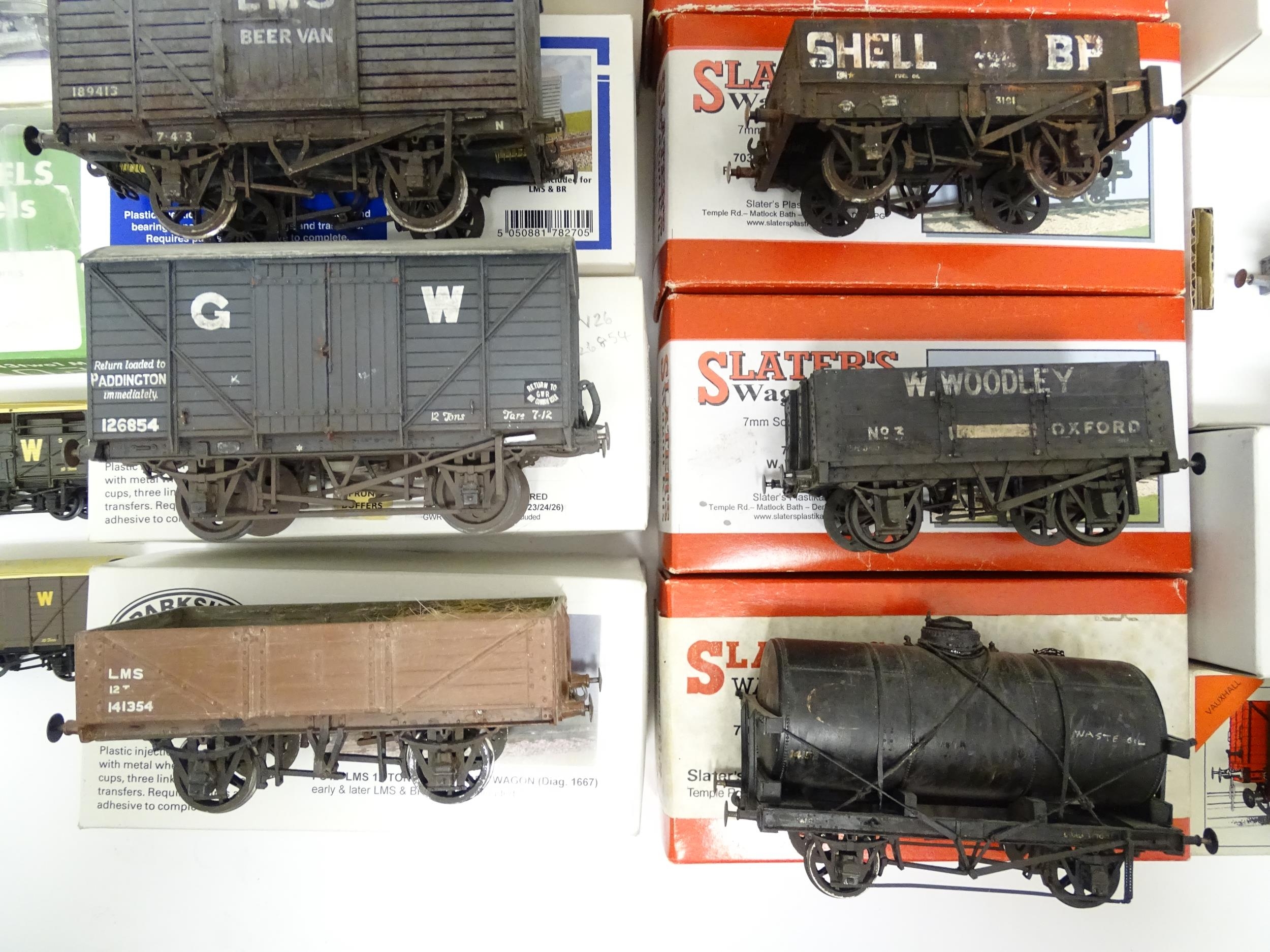 Toys - Model Train / Railway Interest : A quantity of assorted model train / locomotive / rolling - Image 6 of 18