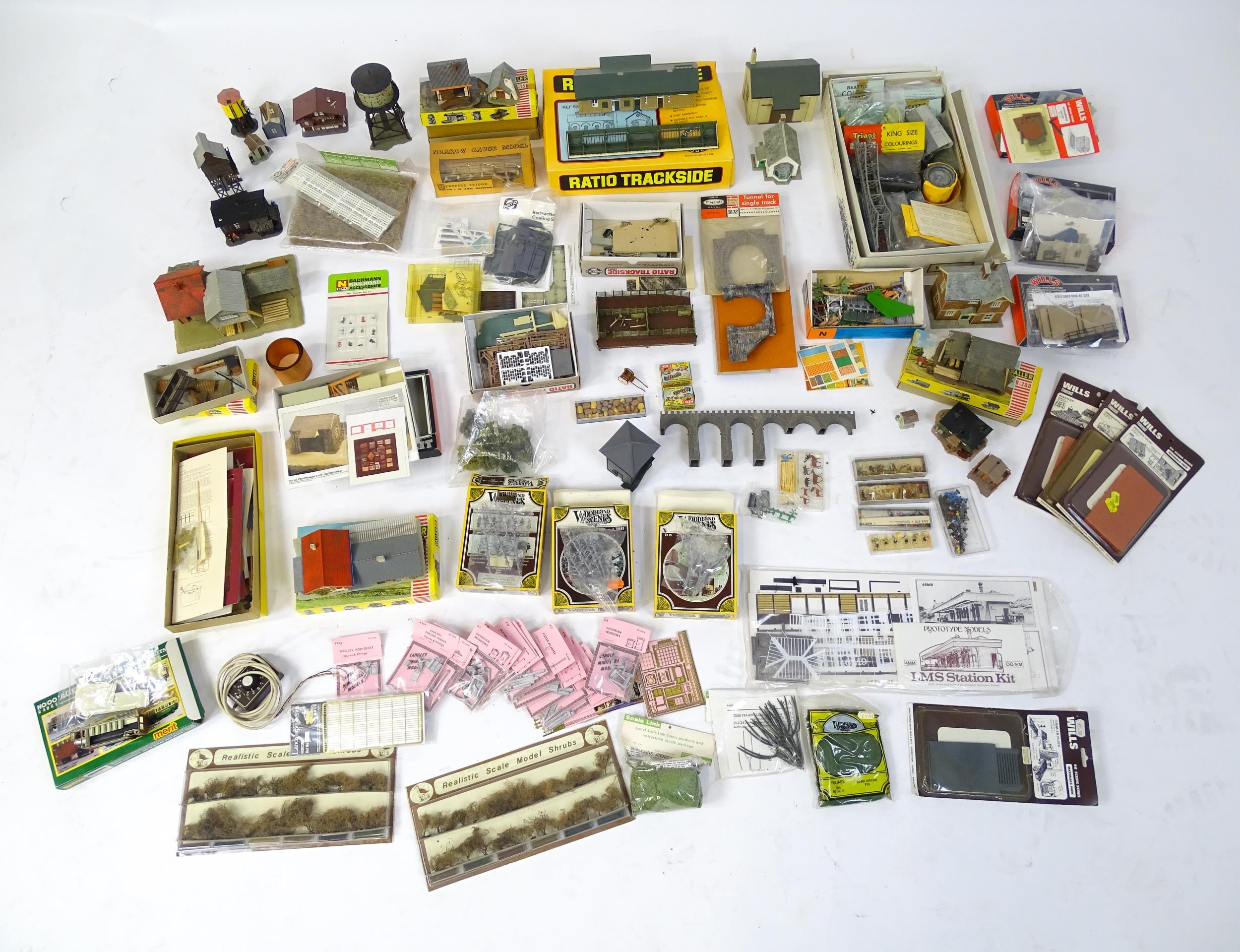 Toys - Model Train / Railway Interest : A large quantity of model railway / trackside scenery