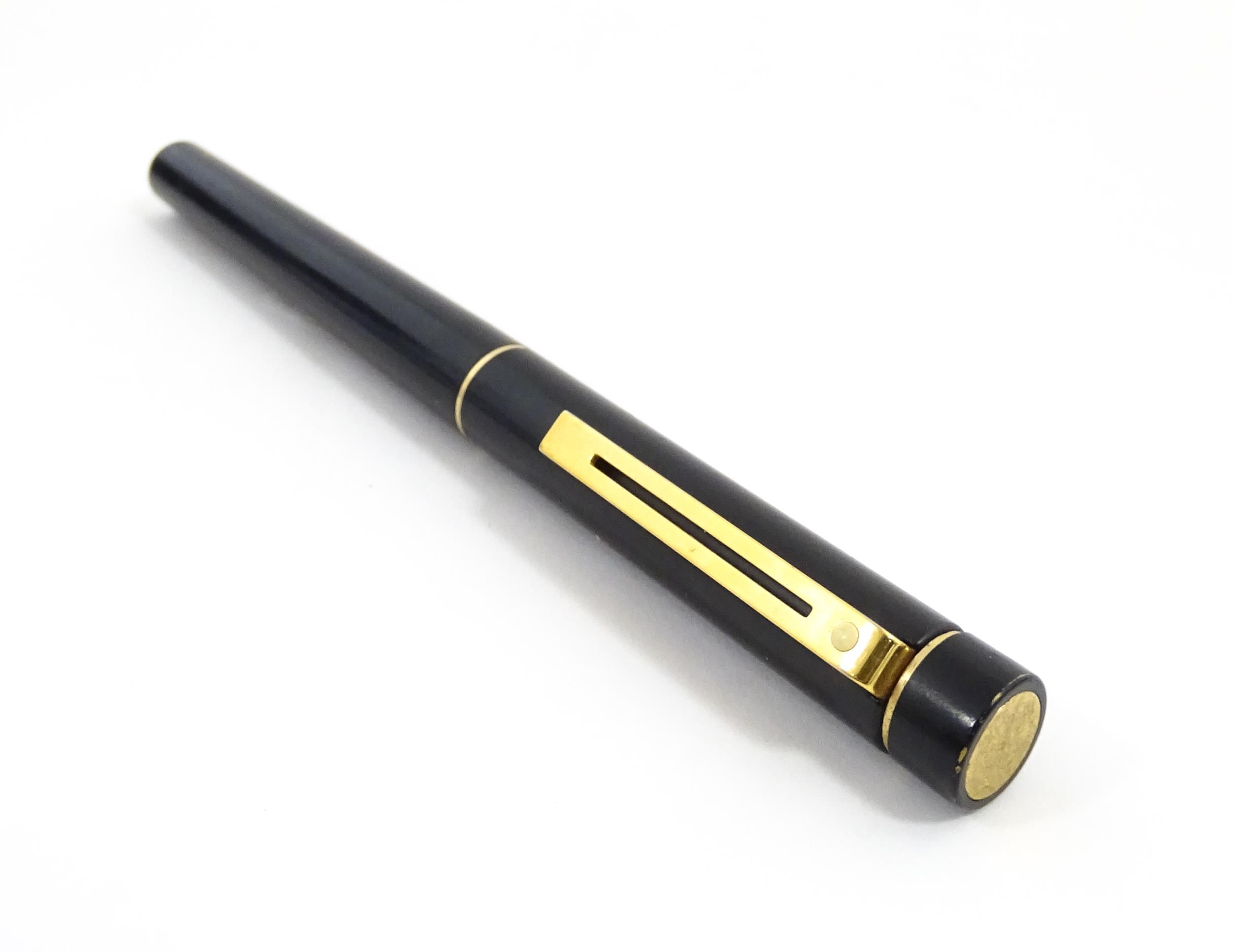 A Schaeffer 'Targa' fountain pen, with black barrel and cap, 14k gold nib, approx 5 3/8" long Please - Image 2 of 10