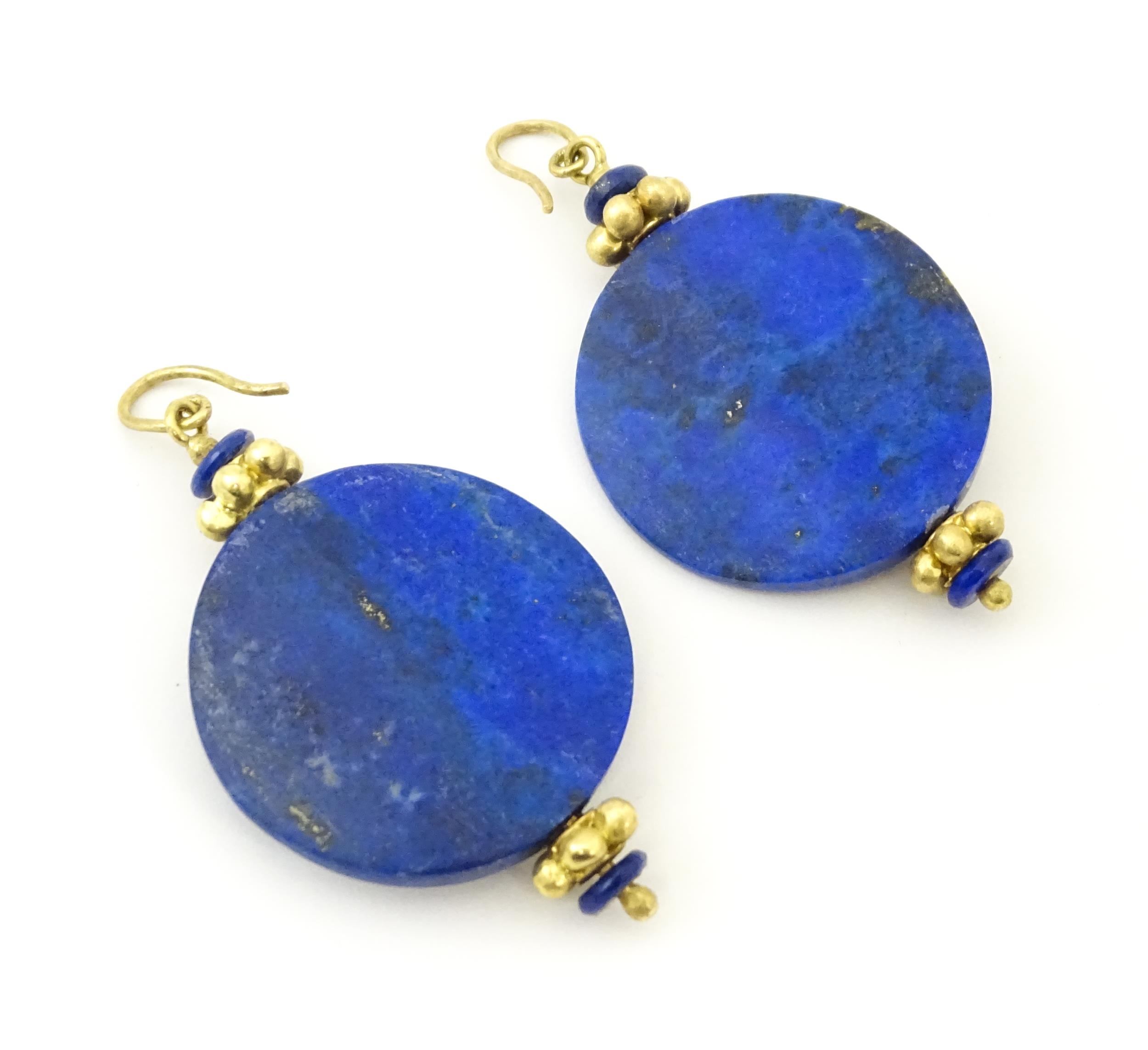 A 20thC necklace set with Lapis lazuli disc beads with yellow metal bead detail and matching - Image 6 of 10