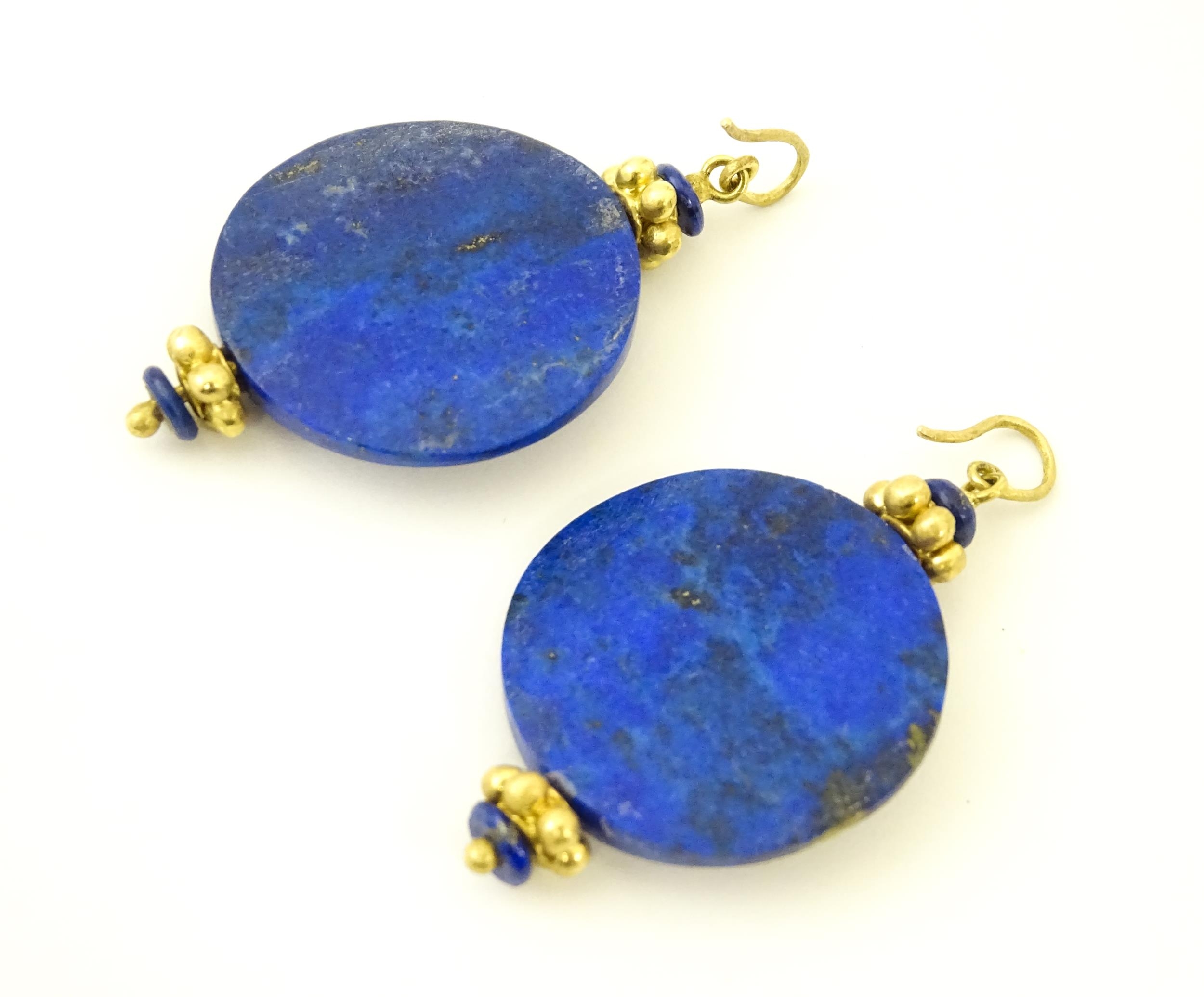 A 20thC necklace set with Lapis lazuli disc beads with yellow metal bead detail and matching - Image 3 of 10