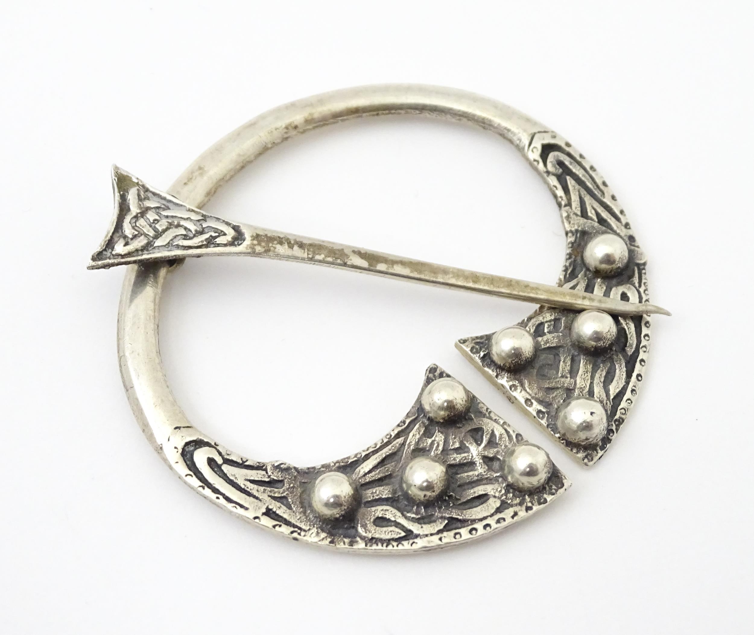 A Scottish silver penannular brooch / pin with Celtic decoration. Hallmarked Glasgow 1941 maker - Image 5 of 8