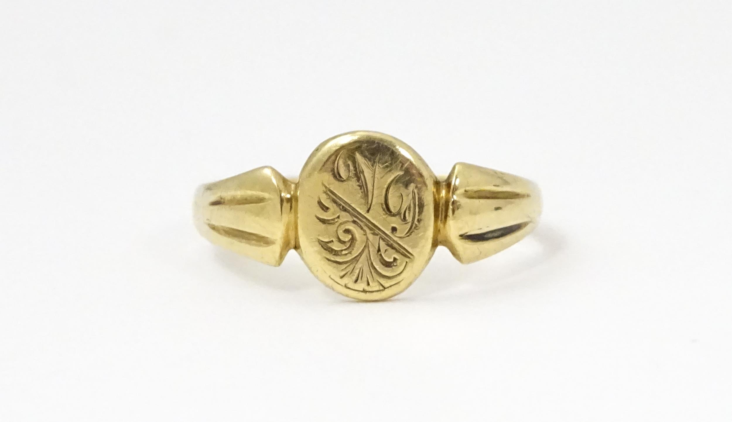 A 9ct gold ring with engraved detail to centre. Ring size approx. N Please Note - we do not make - Image 3 of 7