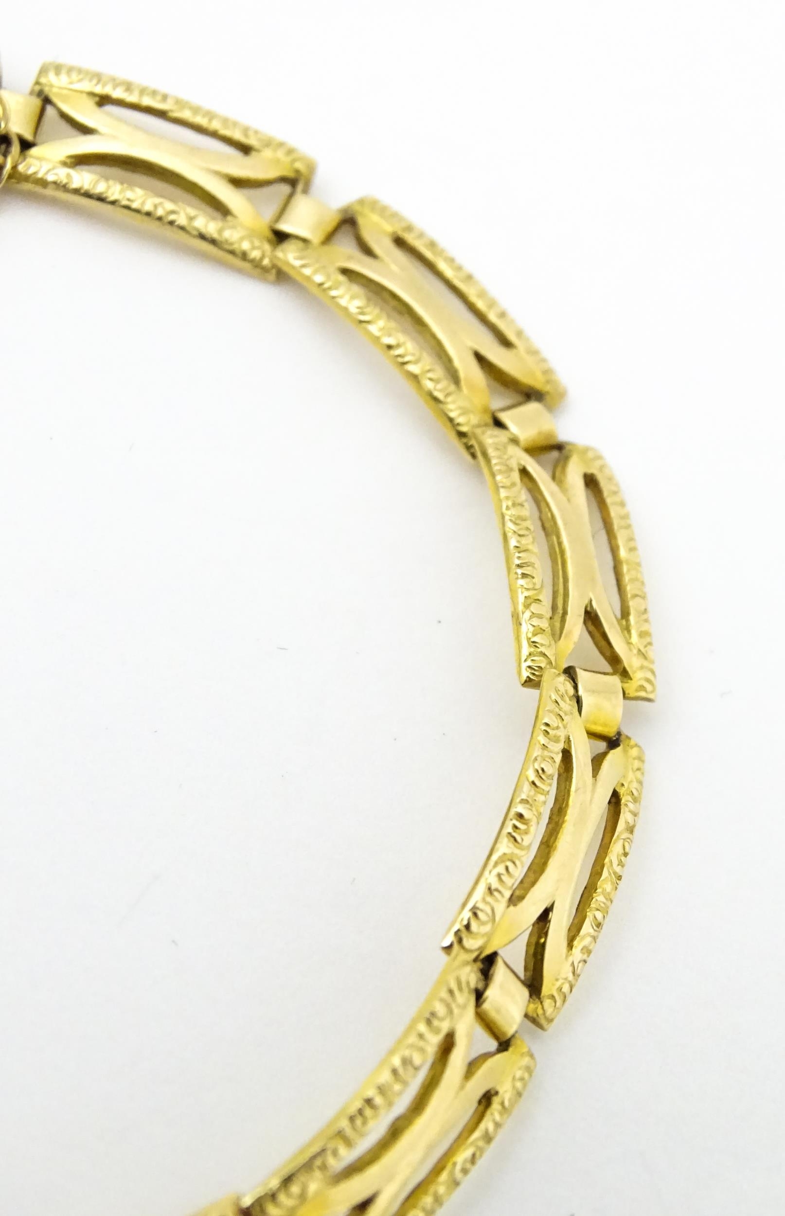 A 9ct gold bracelet with textured detail. Approx 7" long Please Note - we do not make reference to - Image 2 of 8