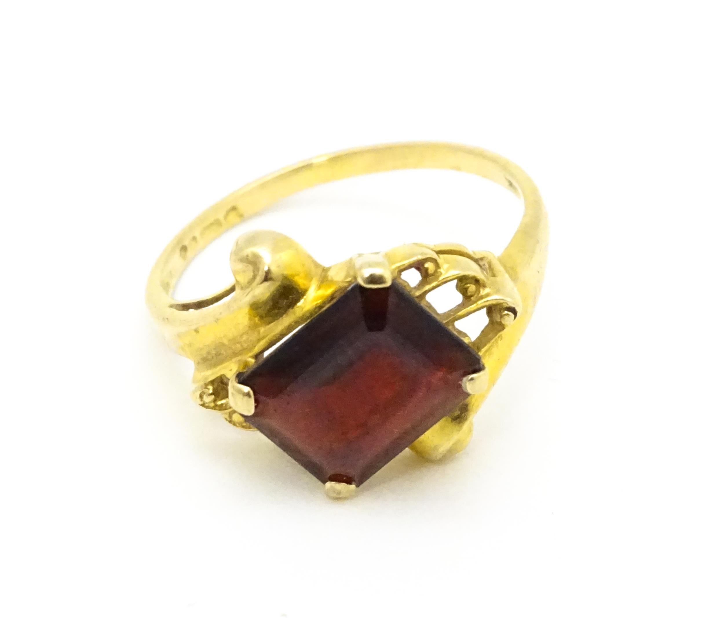 A 9ct gold ring set with central garnet. Ring size approx. O 1/2 Please Note - we do not make - Image 3 of 7