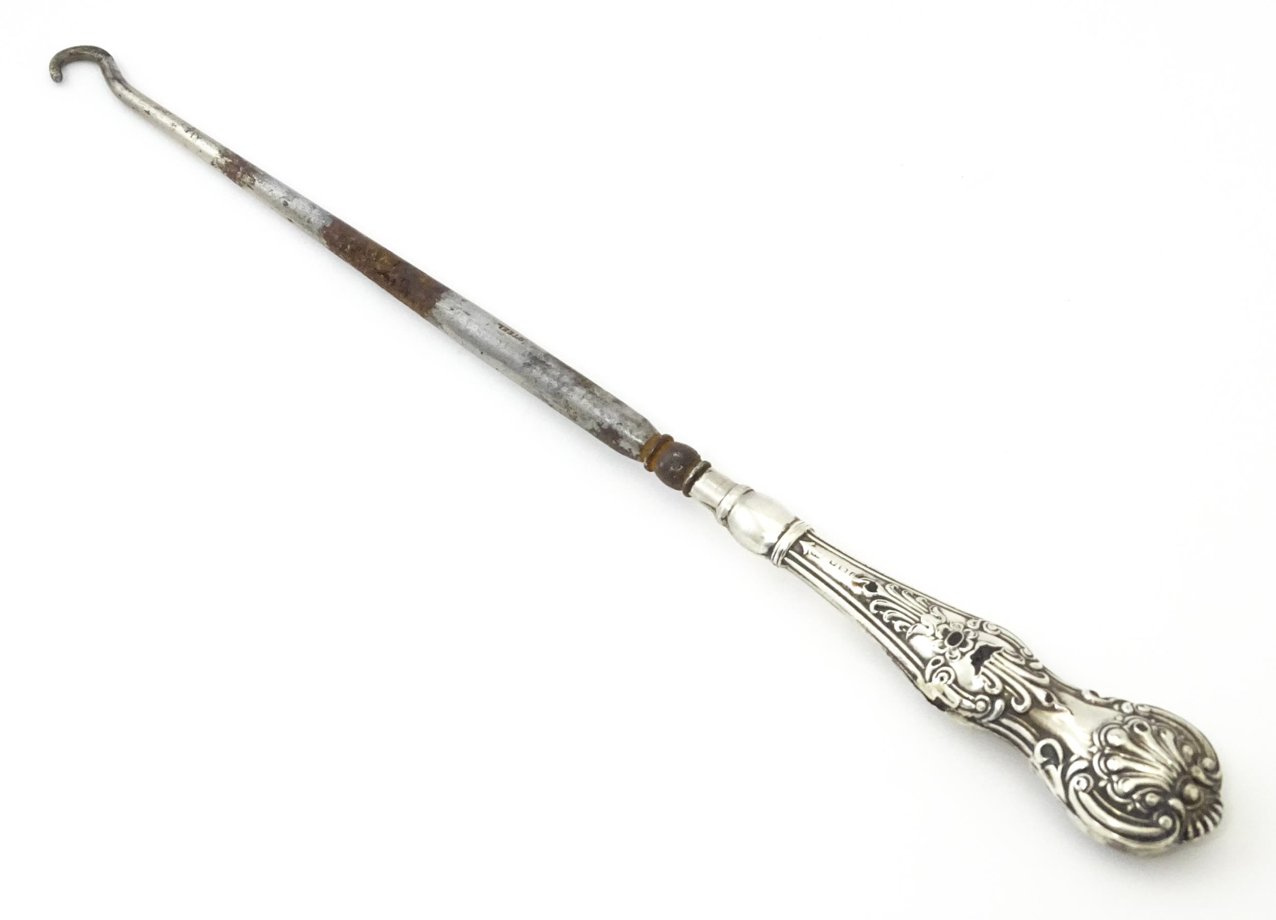 A silver handled button hook hallmarked Birmingham 1902. Approx 9" long Please Note - we do not make - Image 2 of 6