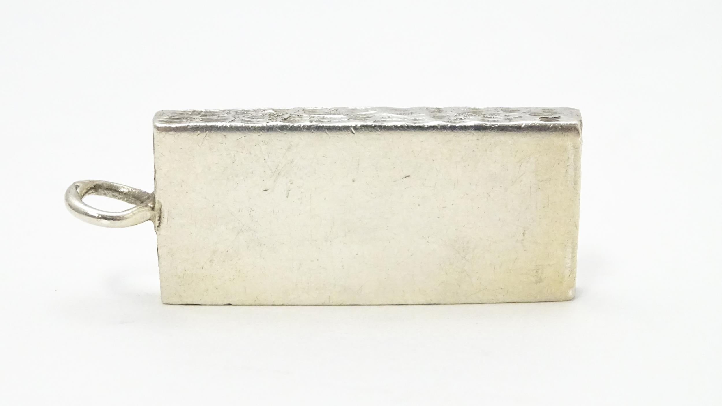 A silver pendant of ingot form hallmarked Sheffield 1977, with Silver Jubilee mark. Approx. 1 3/4" - Image 4 of 6