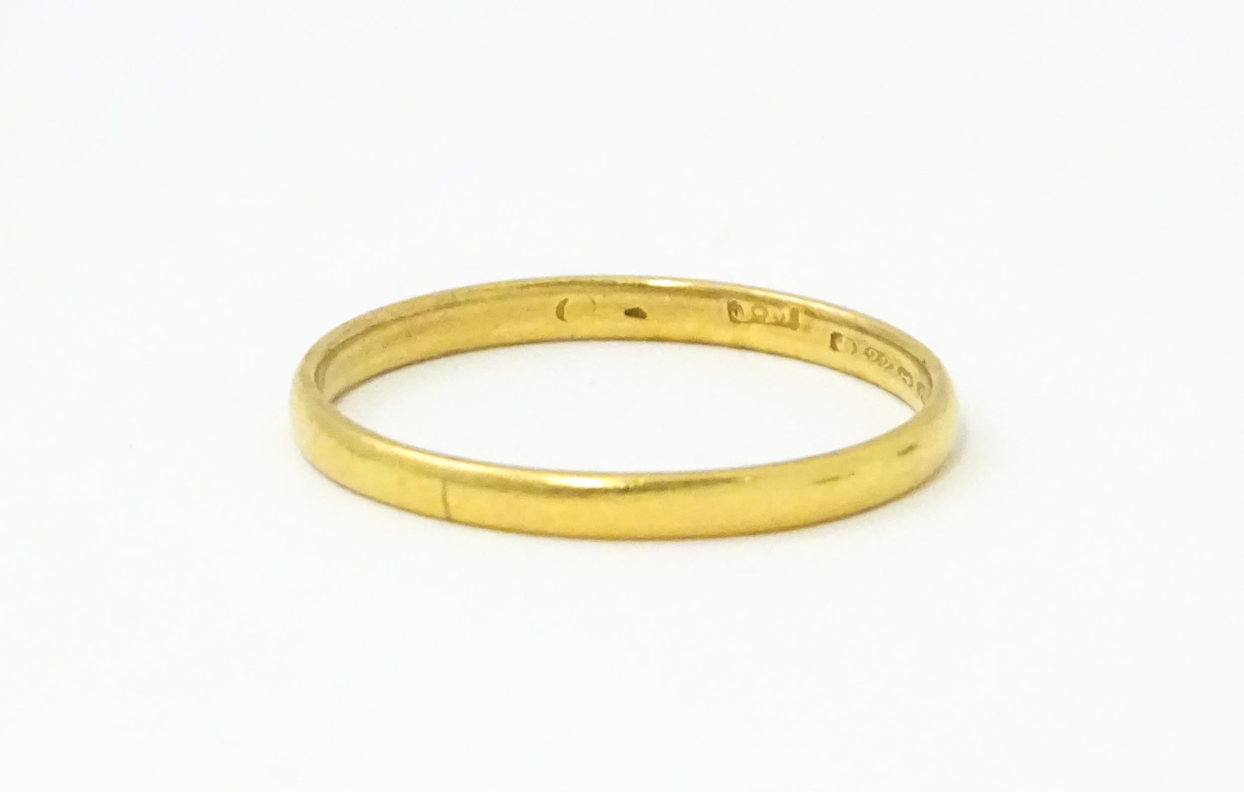 A 22ct gold ring. Ring size approx. Y. (2.9g approx) Please Note - we do not make reference to the - Image 4 of 5