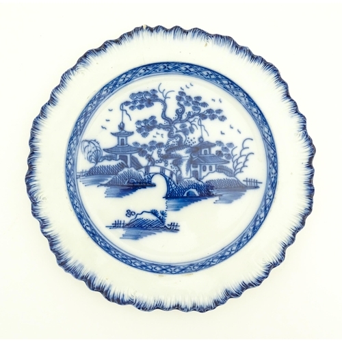 A Liverpool blue and white pearlware plate with feathered edge decorated with chinoiserie detail - Image 2 of 5