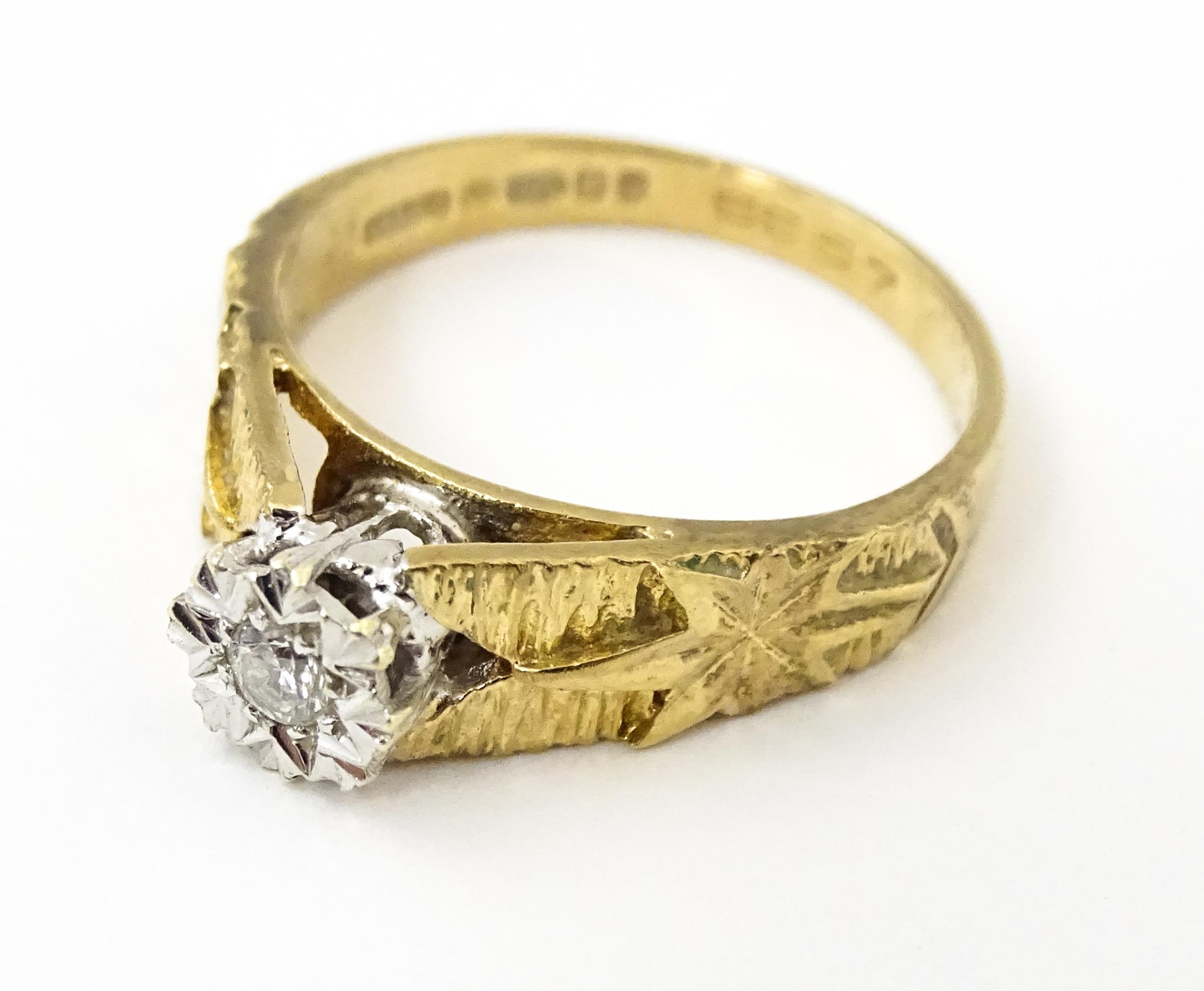 A 9ct gold ring set with central illusion set diamond with star detail to shoulders. Ring size - Image 5 of 7