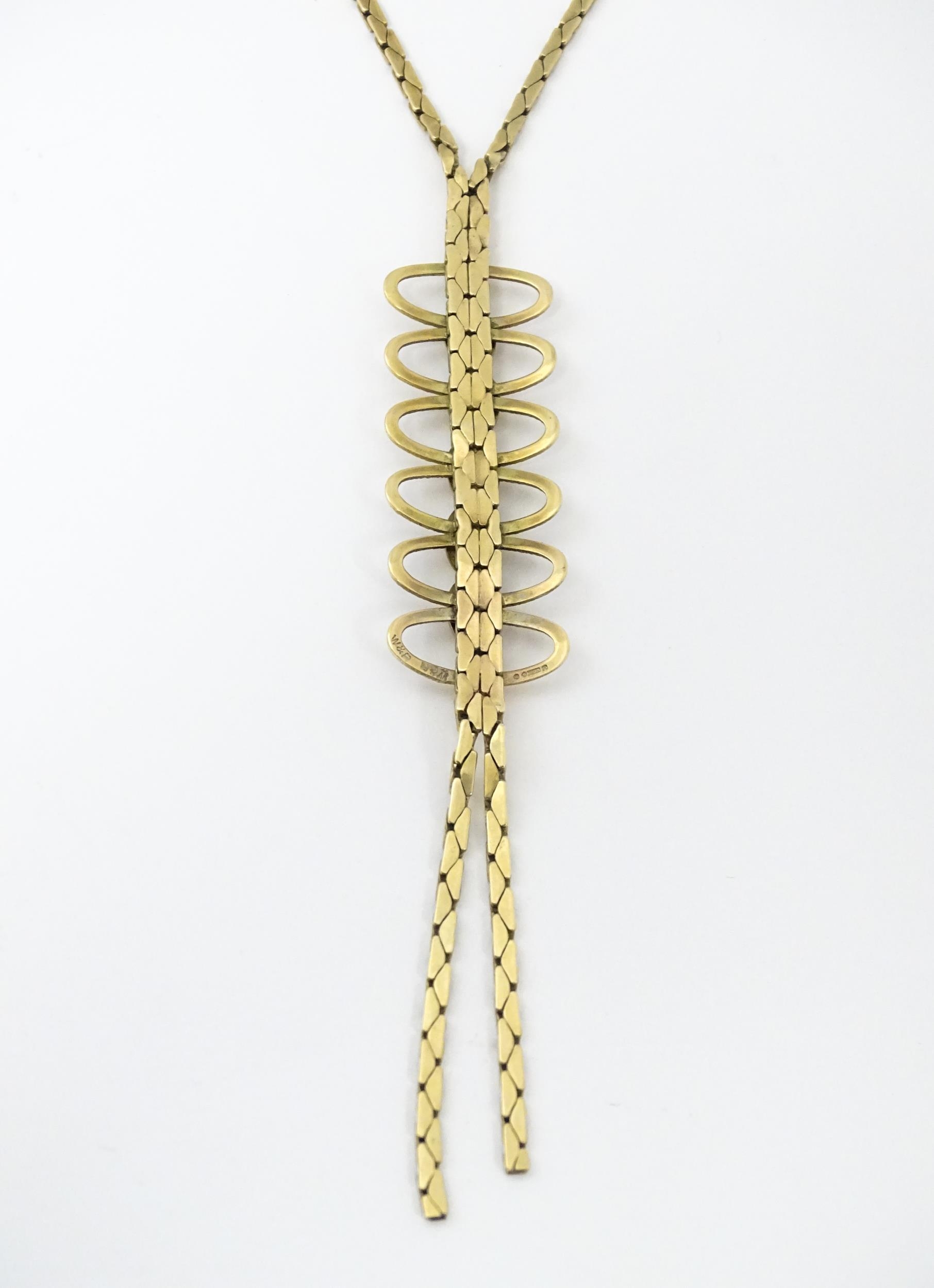 A 9ct gold necklace with textured oval detail to lower section. Bearing import marks for London - Image 5 of 10