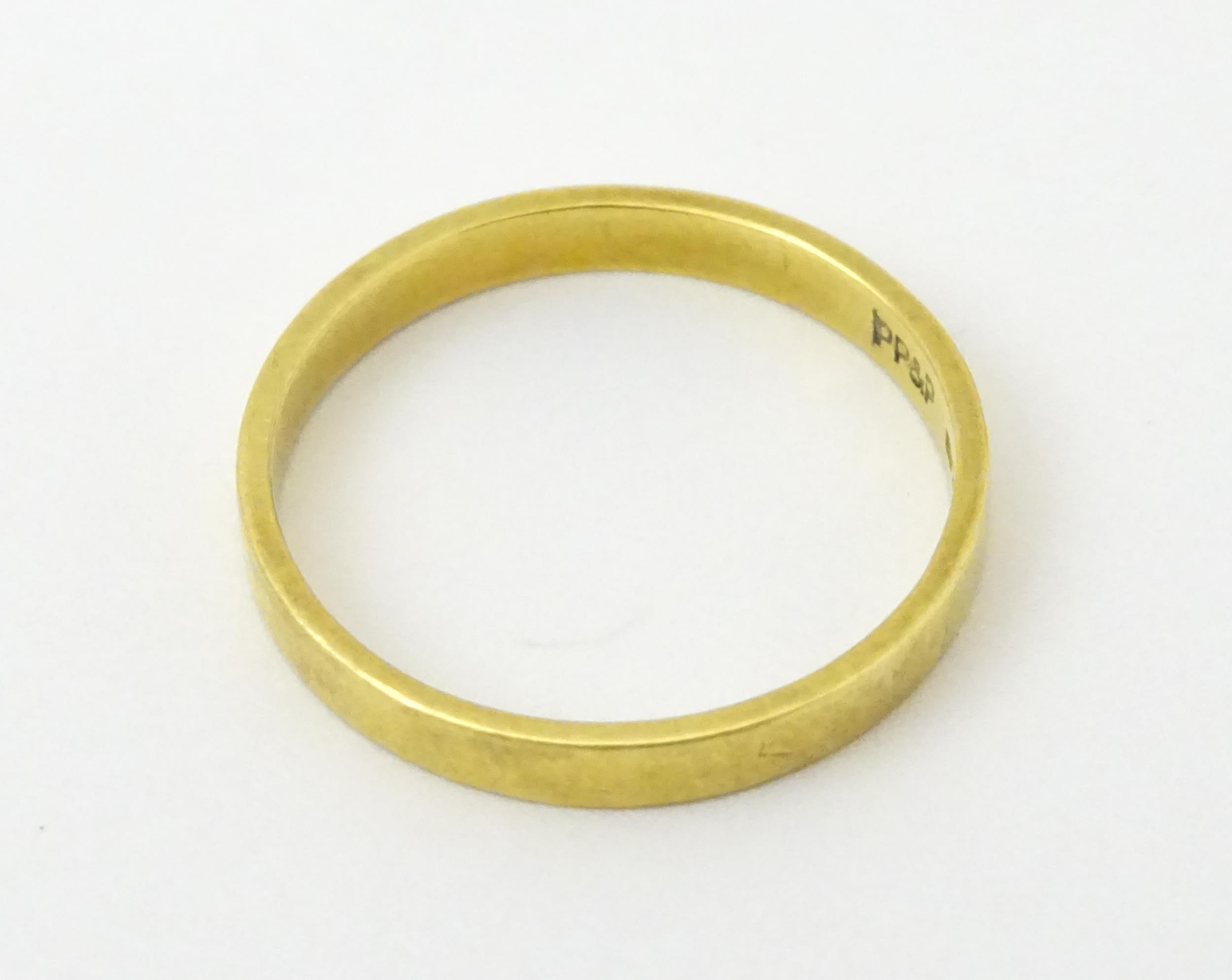 An 18ct gold ring / wedding band. Ring size approx. O Please Note - we do not make reference to - Image 3 of 7