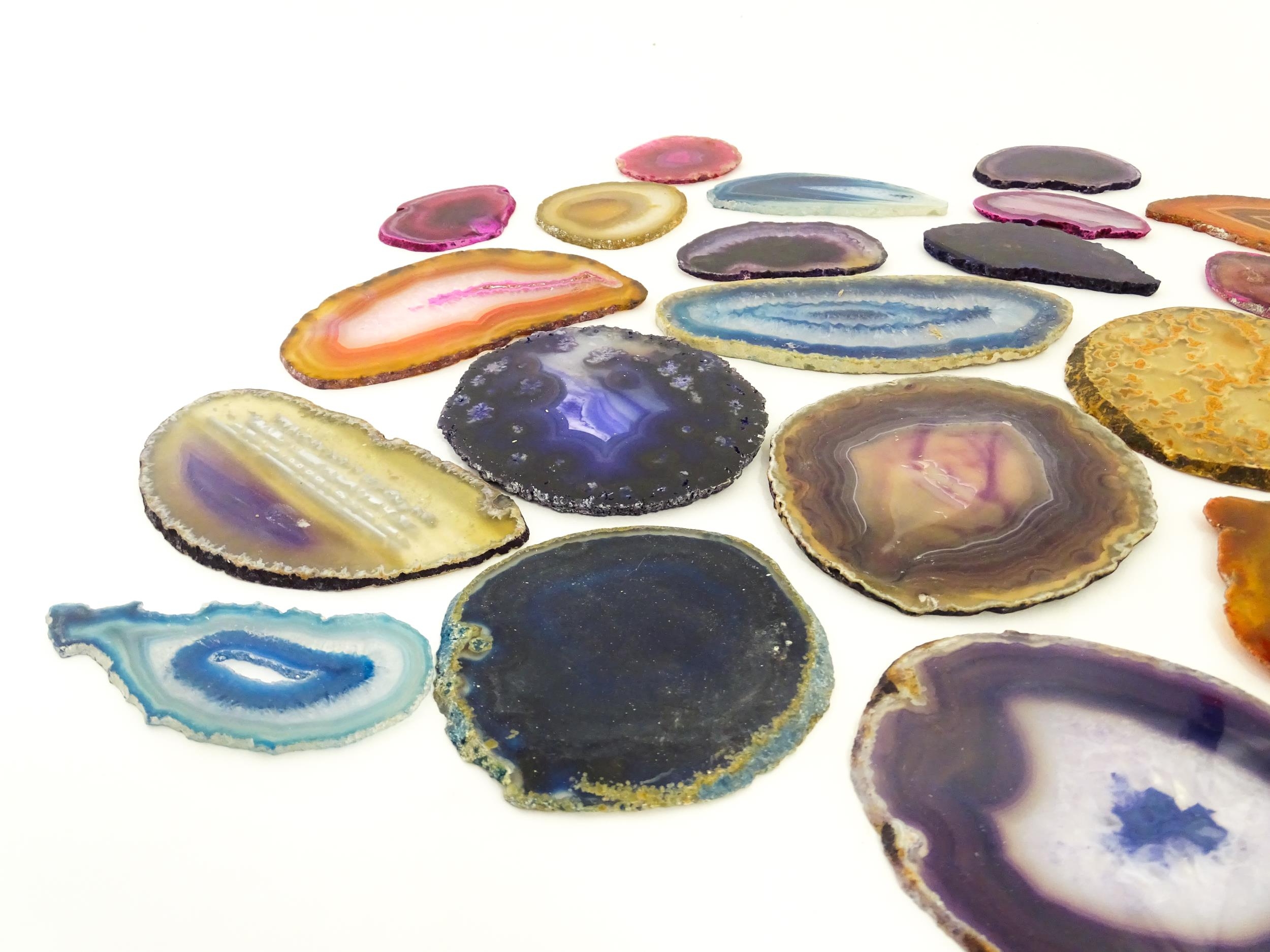 Natural History / Geology Interest: A quantity of polished hardstone slices, to include amethyst, - Image 7 of 9