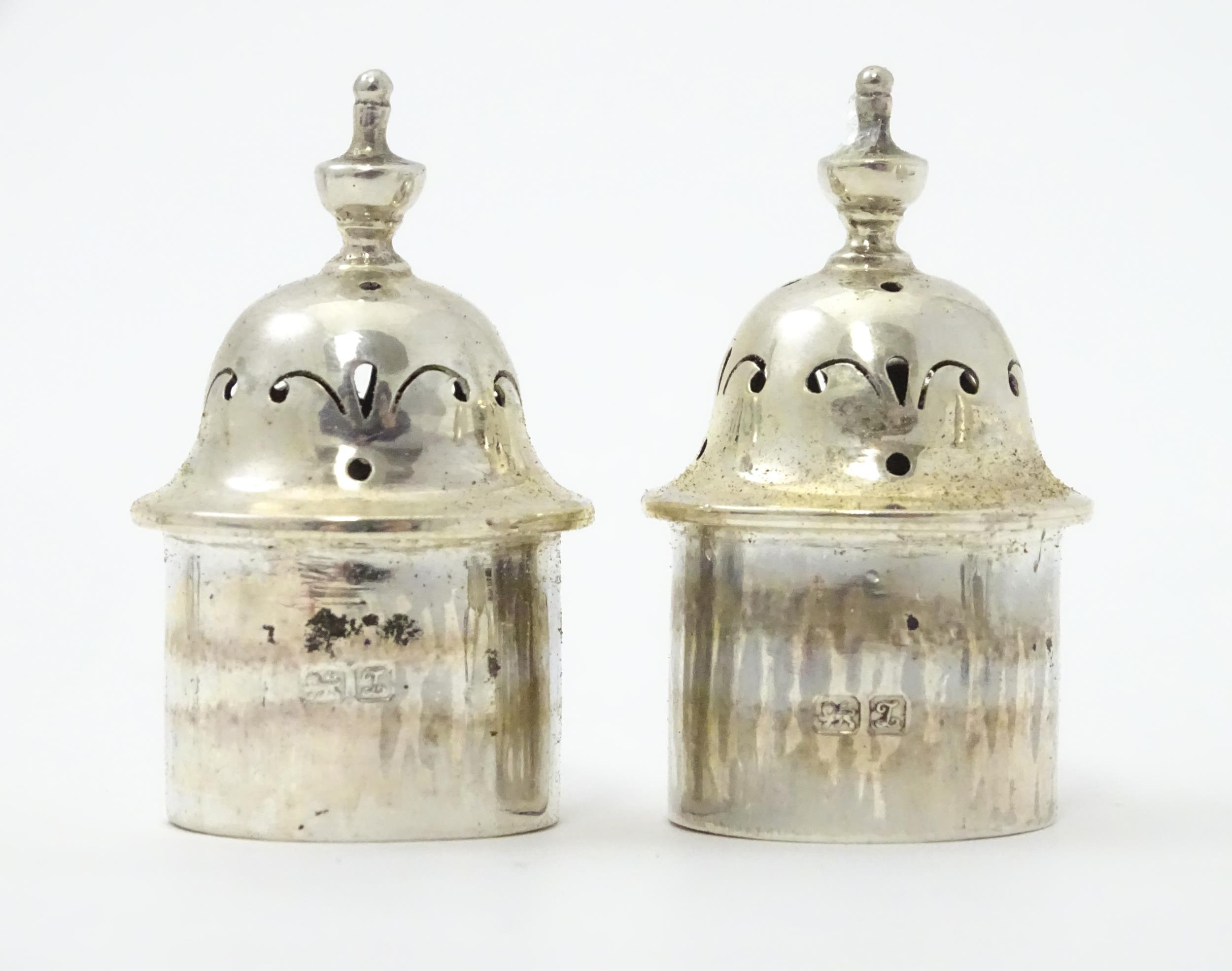 A pair of silver peppers hallmarked Chester 1911, maker Jay, Richard Attenborough Co Ltd. Approx. - Image 2 of 11