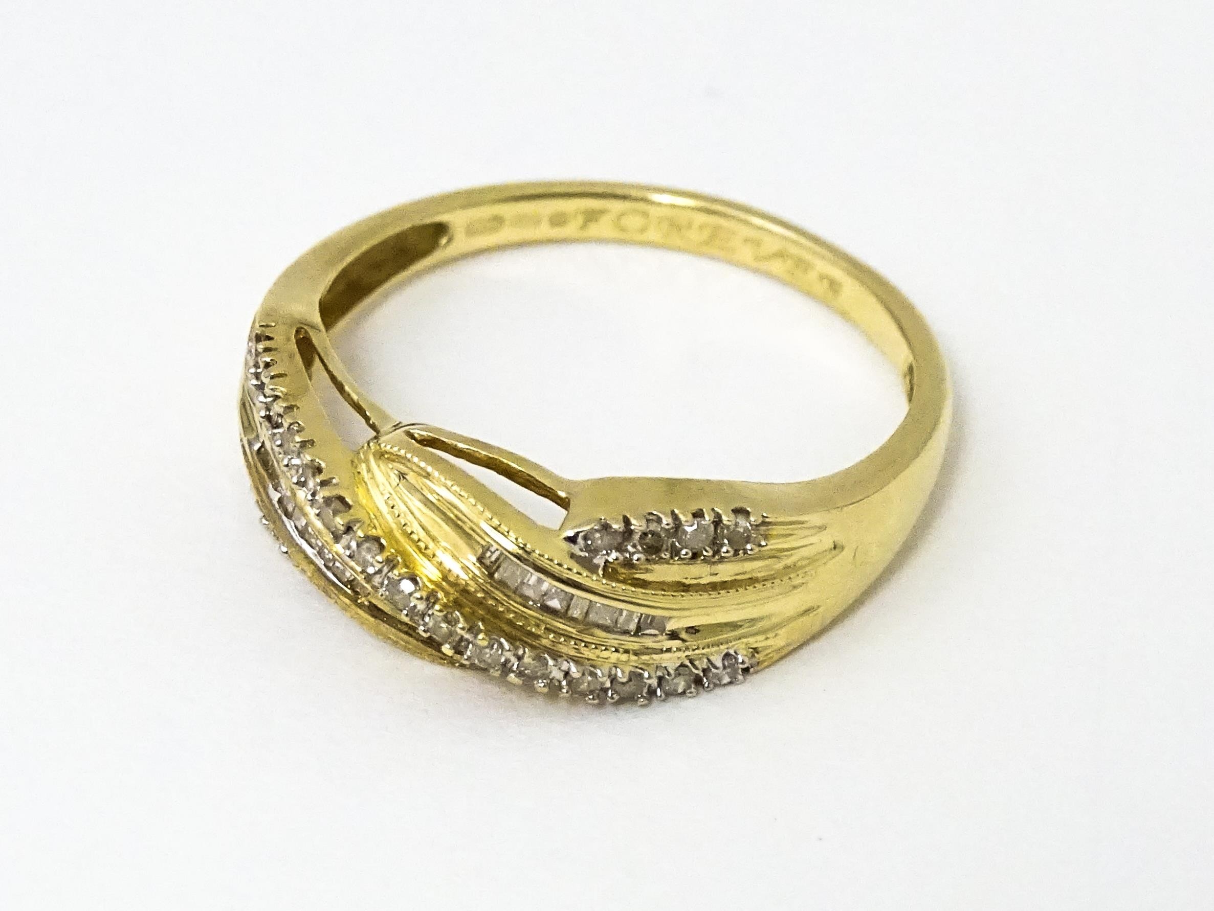 A 14ct gold with twist detail set with diamonds. Ring size approx. Q 1/2 Please Note - we do not - Image 2 of 7