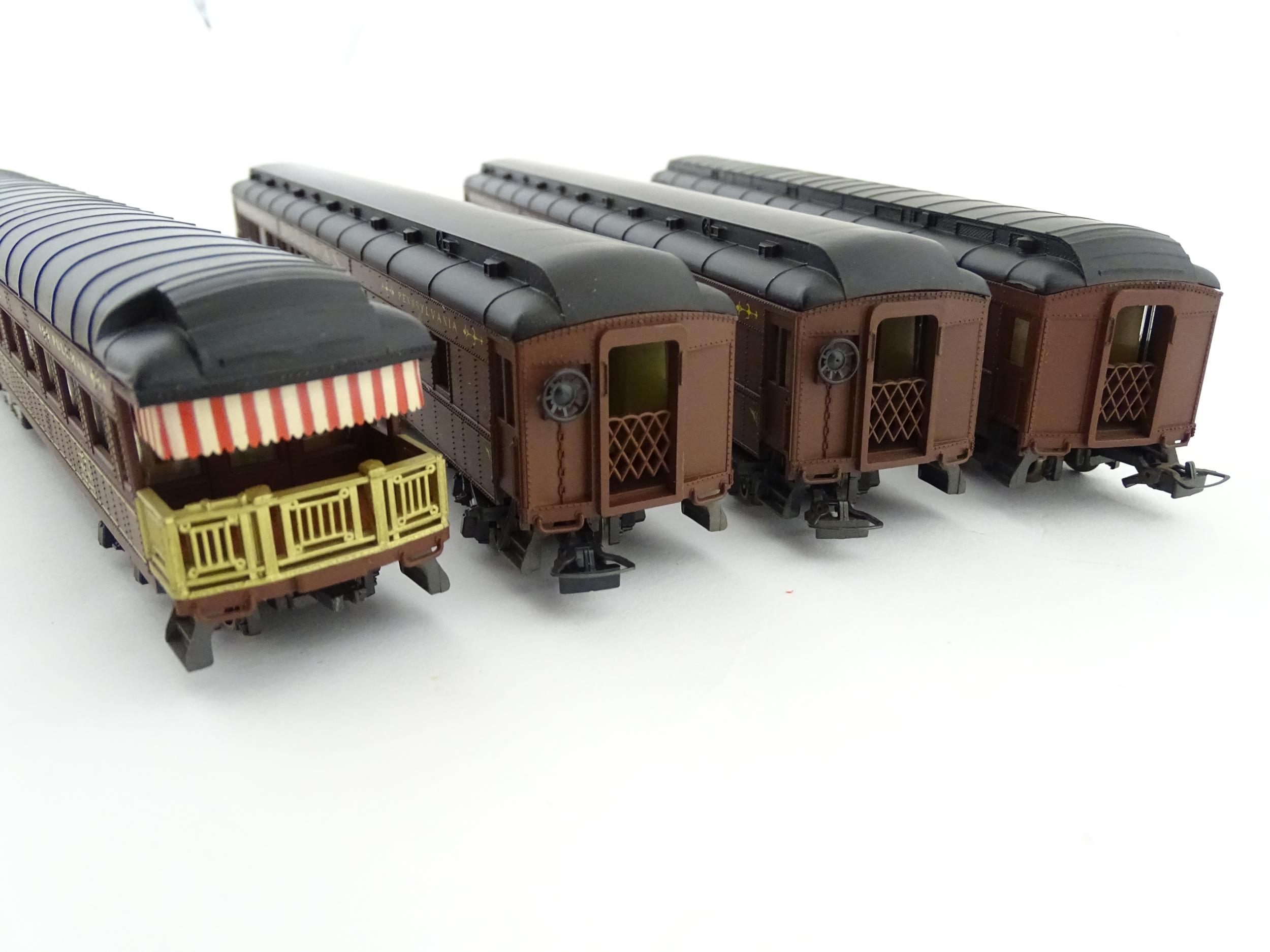 Toys - Model Train / Railway Interest : Four Rivarossi scale model HO gauge carriages comprising - Image 10 of 11