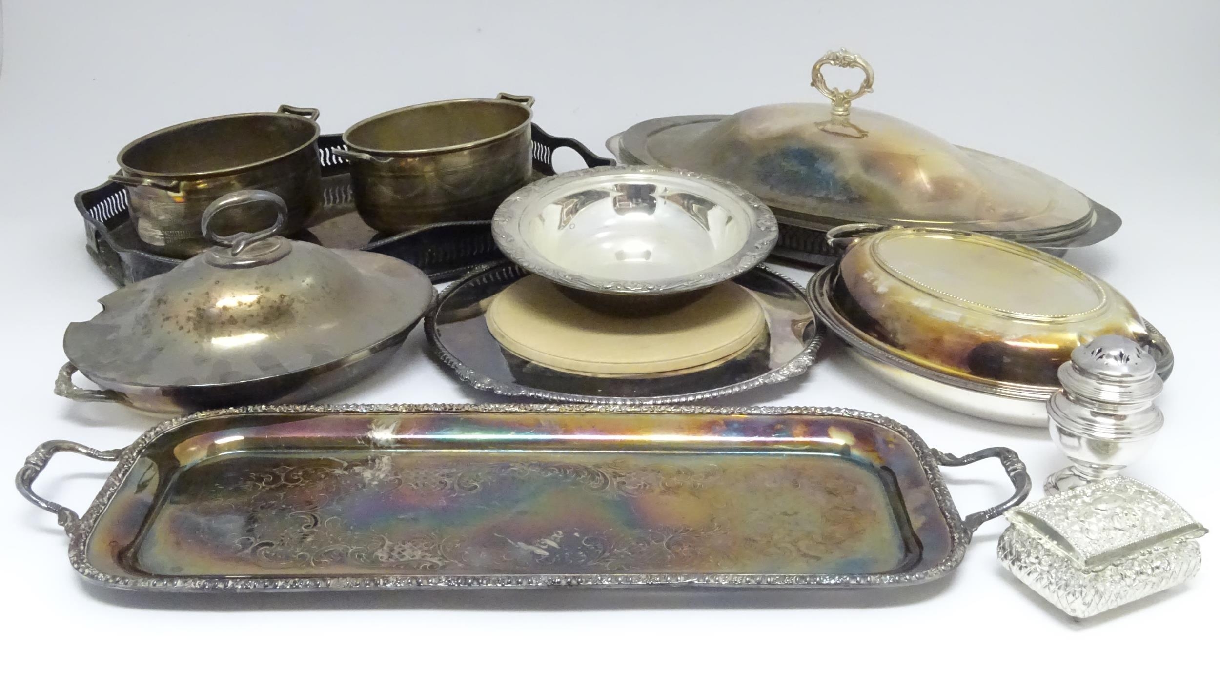 A quantity of assorted silver plated wares to include entree dishes, trays, bread plates, etc. - Image 3 of 11