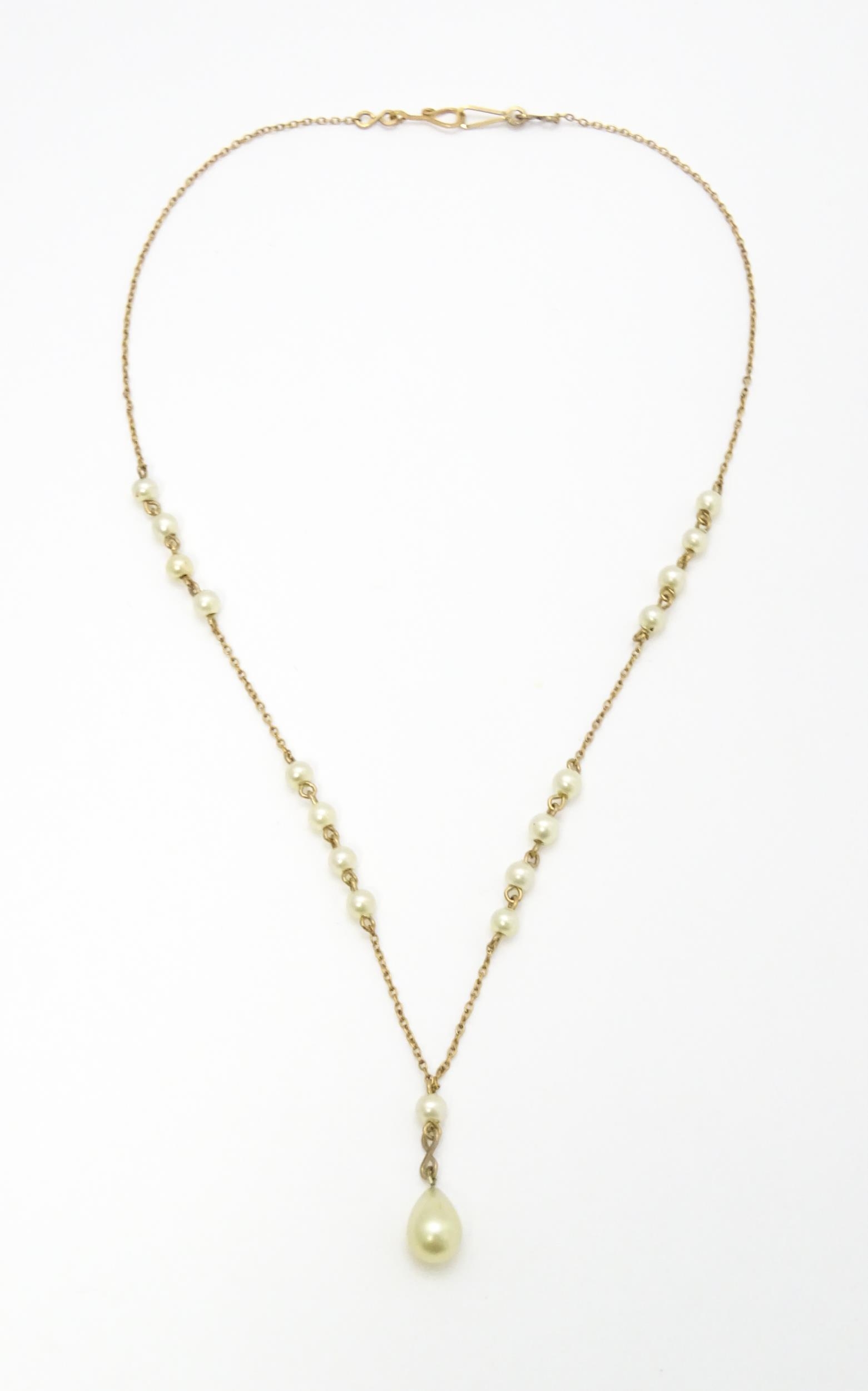 A gilt metal necklace set with pearl beads and drop. Approx. 17" long Please Note - we do not make - Image 3 of 9