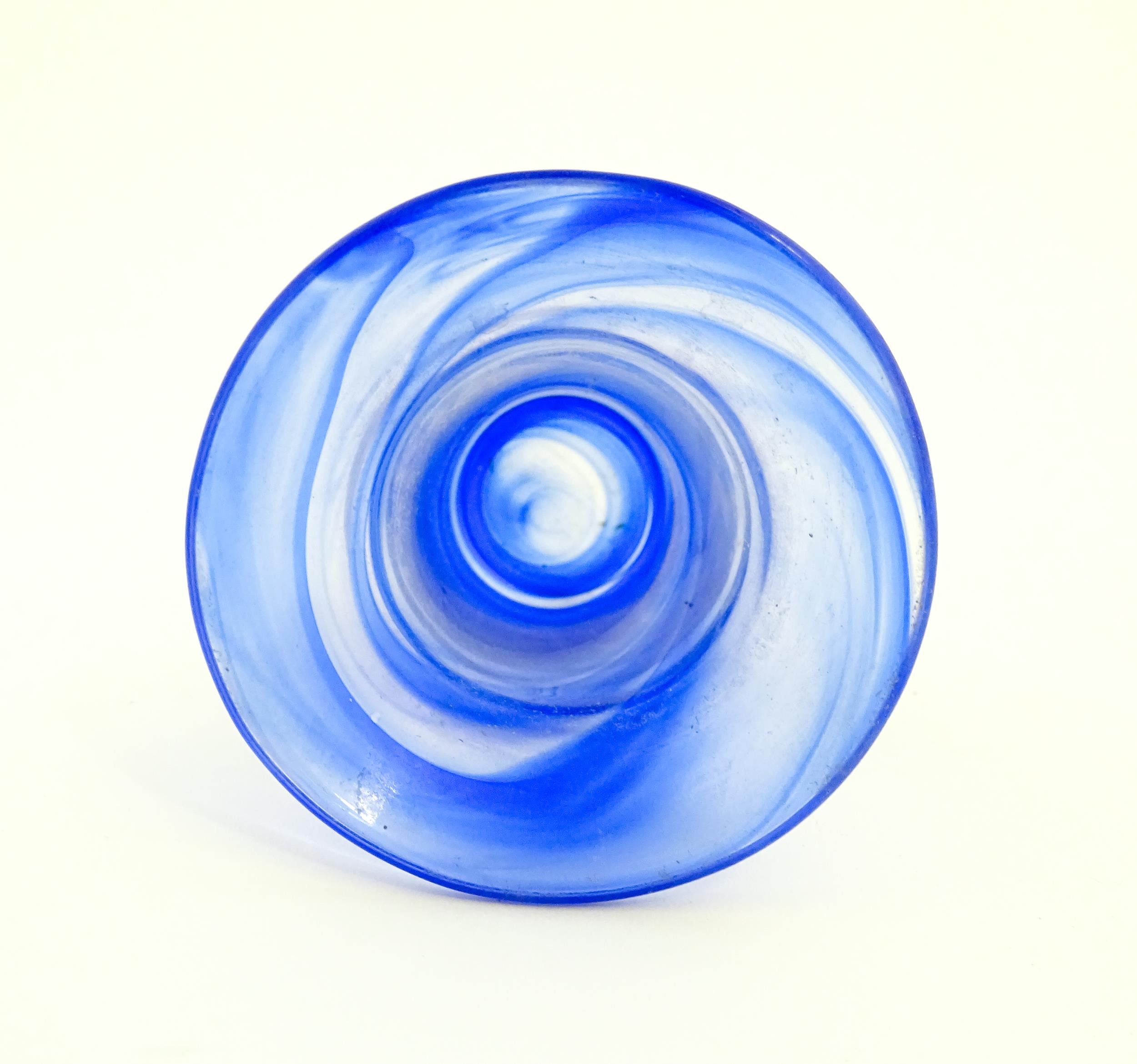 A Swedish Vas Vitreum blue glass vase with flared rim, signed under Vas Vitreum Sweden. Approx. 4 - Image 6 of 6