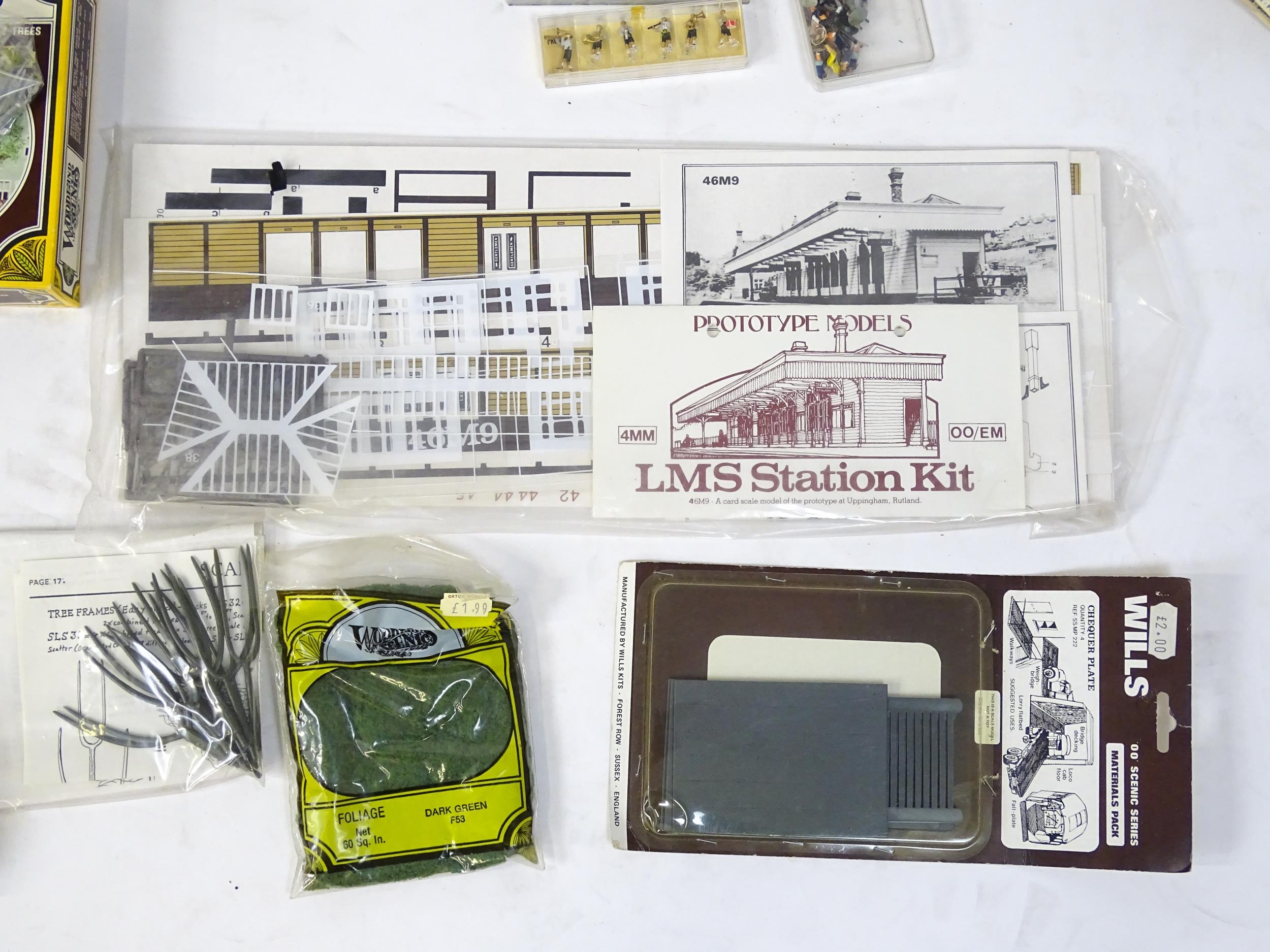 Toys - Model Train / Railway Interest : A large quantity of model railway / trackside scenery - Image 12 of 17