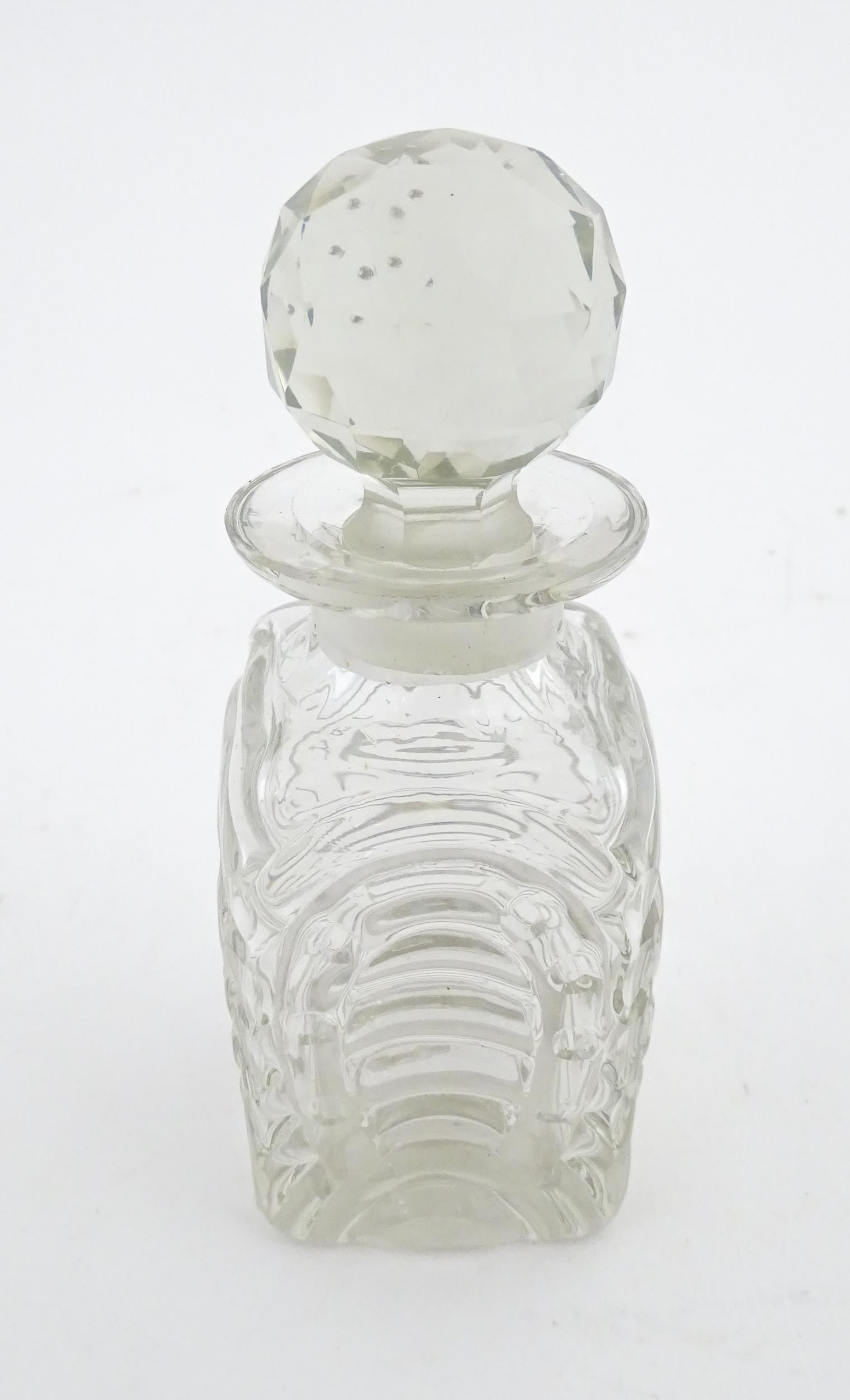 A Victorian glass hunting decanter with stylised horse shoe decoration to sides. Approx. 6" high - Image 4 of 7