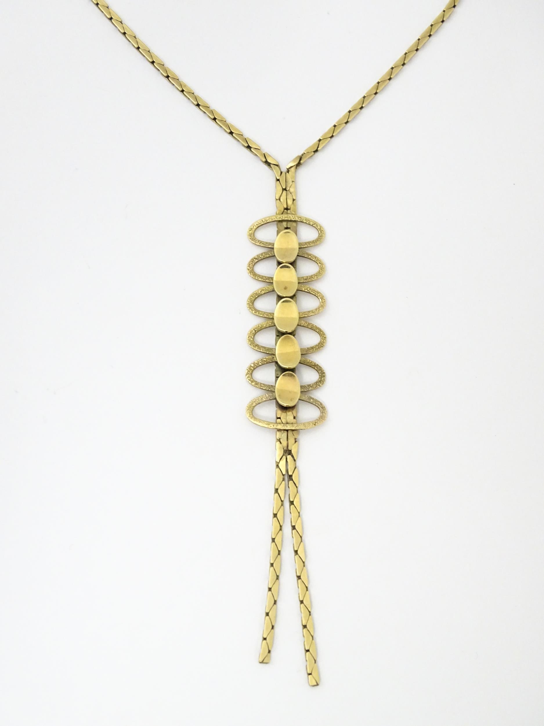 A 9ct gold necklace with textured oval detail to lower section. Bearing import marks for London - Image 8 of 10