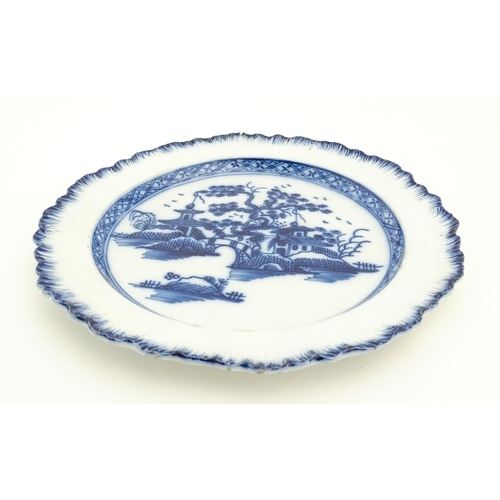 A Liverpool blue and white pearlware plate with feathered edge decorated with chinoiserie detail - Image 4 of 5