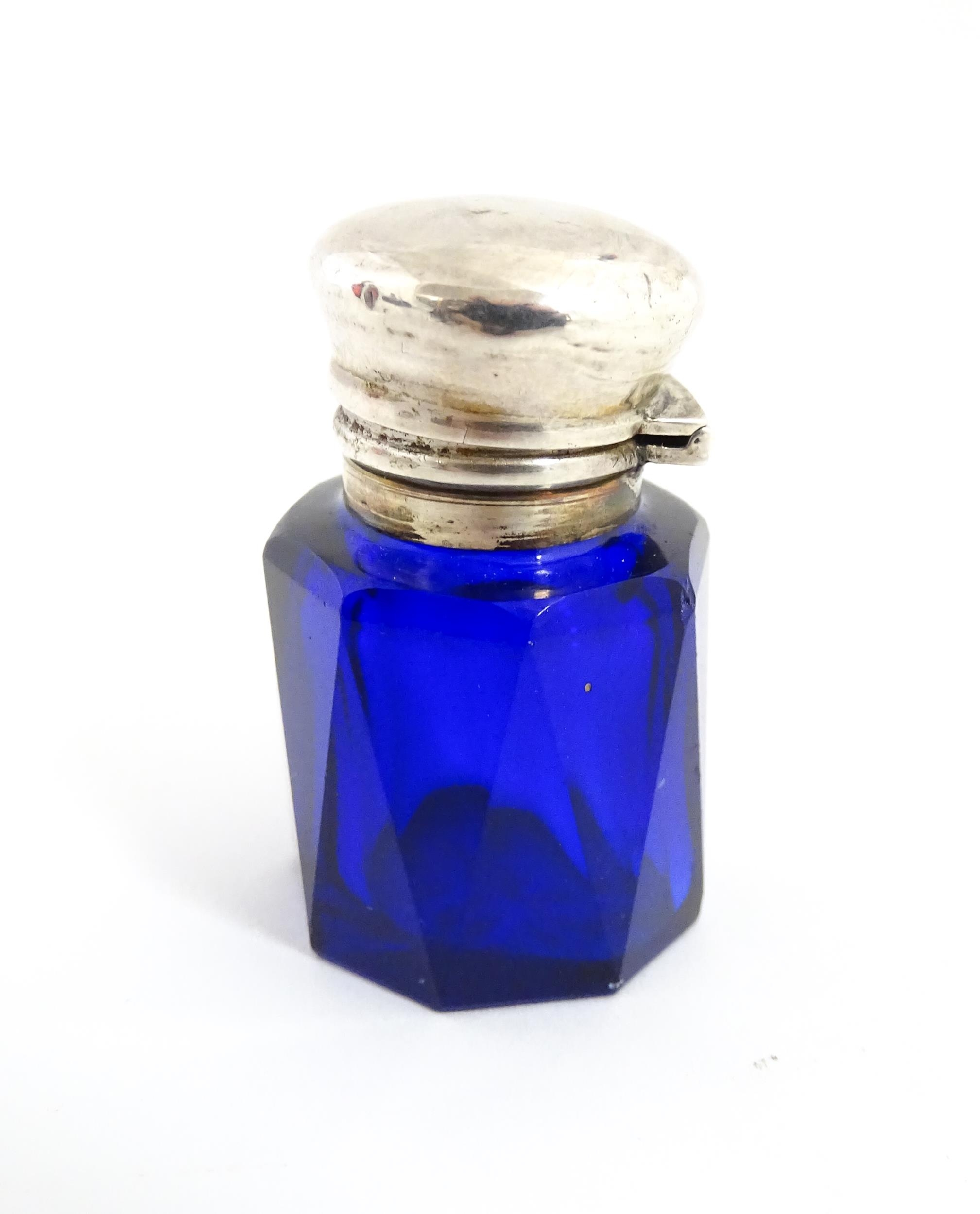 A blue glass scent / salts bottle with silver top hallmarked Birmingham 1902, maker Cornelius - Image 6 of 9