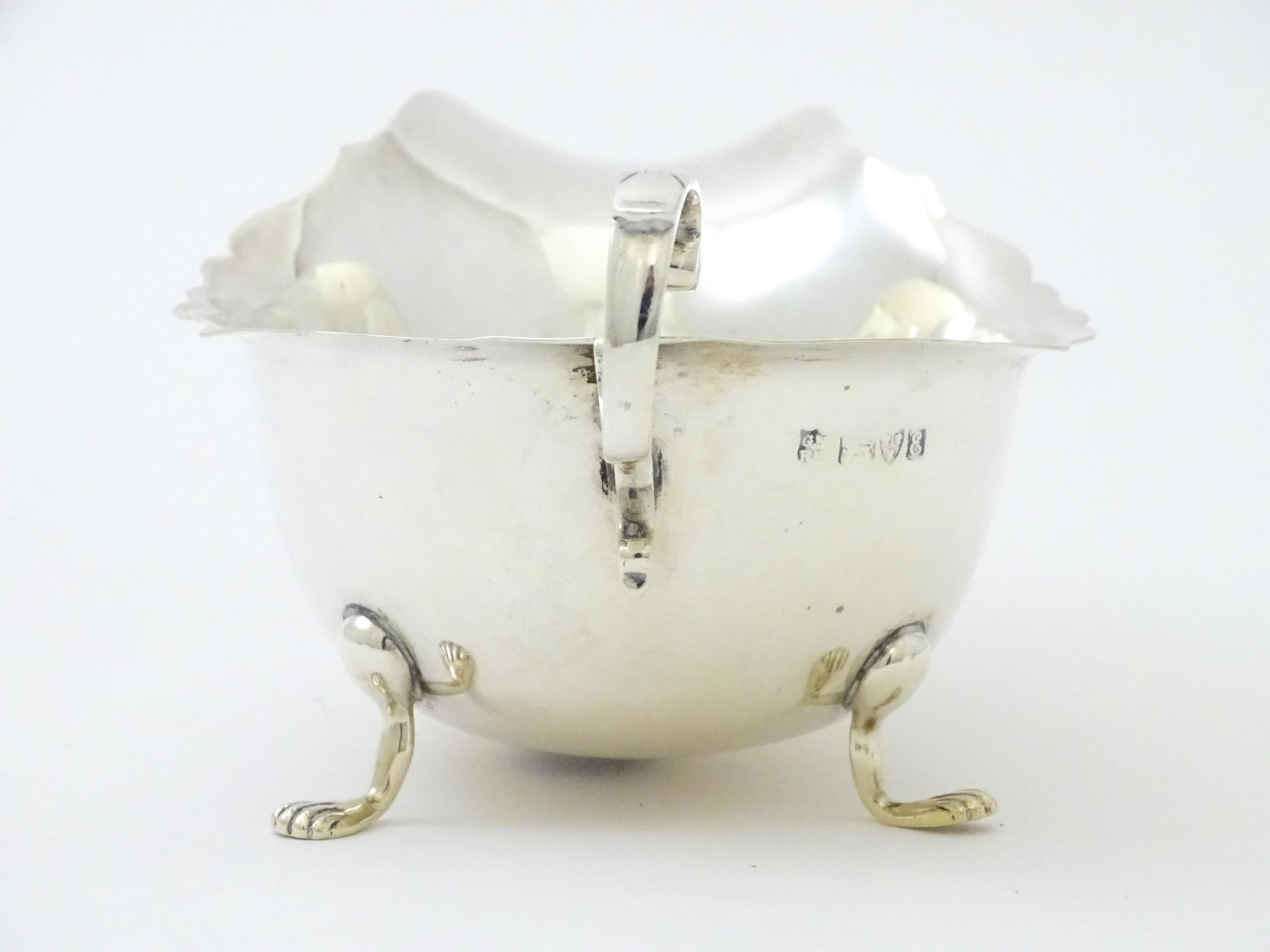 A silver sauce boat hallmarked Chester 1905, maker George Nathan & Ridley Hayes. Approx. 5 3/4" long - Image 4 of 7