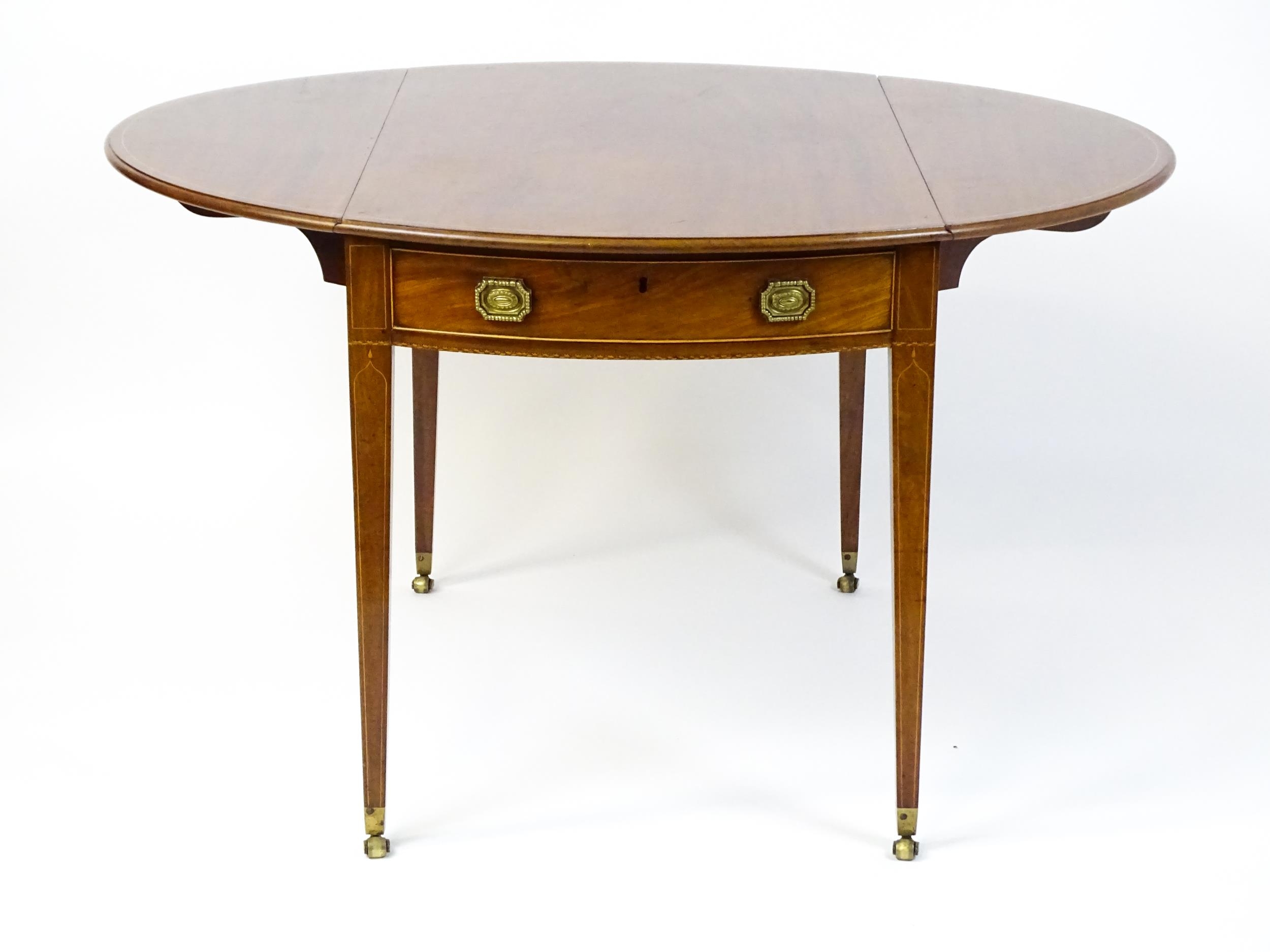 An early 19thC mahogany Pembroke table with a satinwood strung top above a single frieze drawer - Image 10 of 11