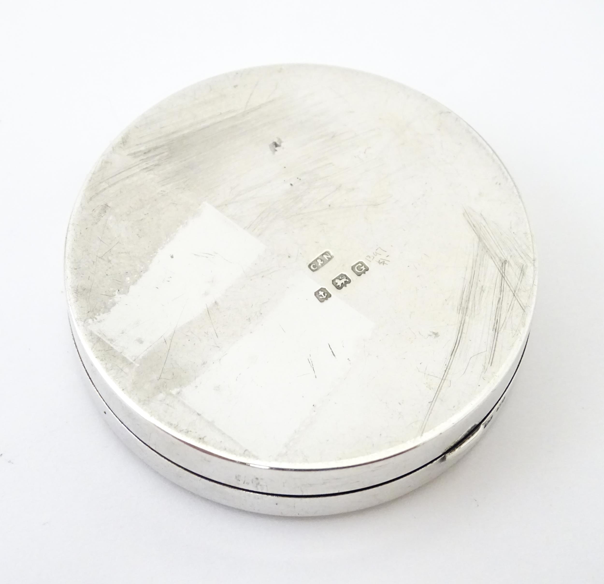 An Art Deco silver compact with engine turned decoration and mirror within, hallmarked Birmingham - Image 6 of 7