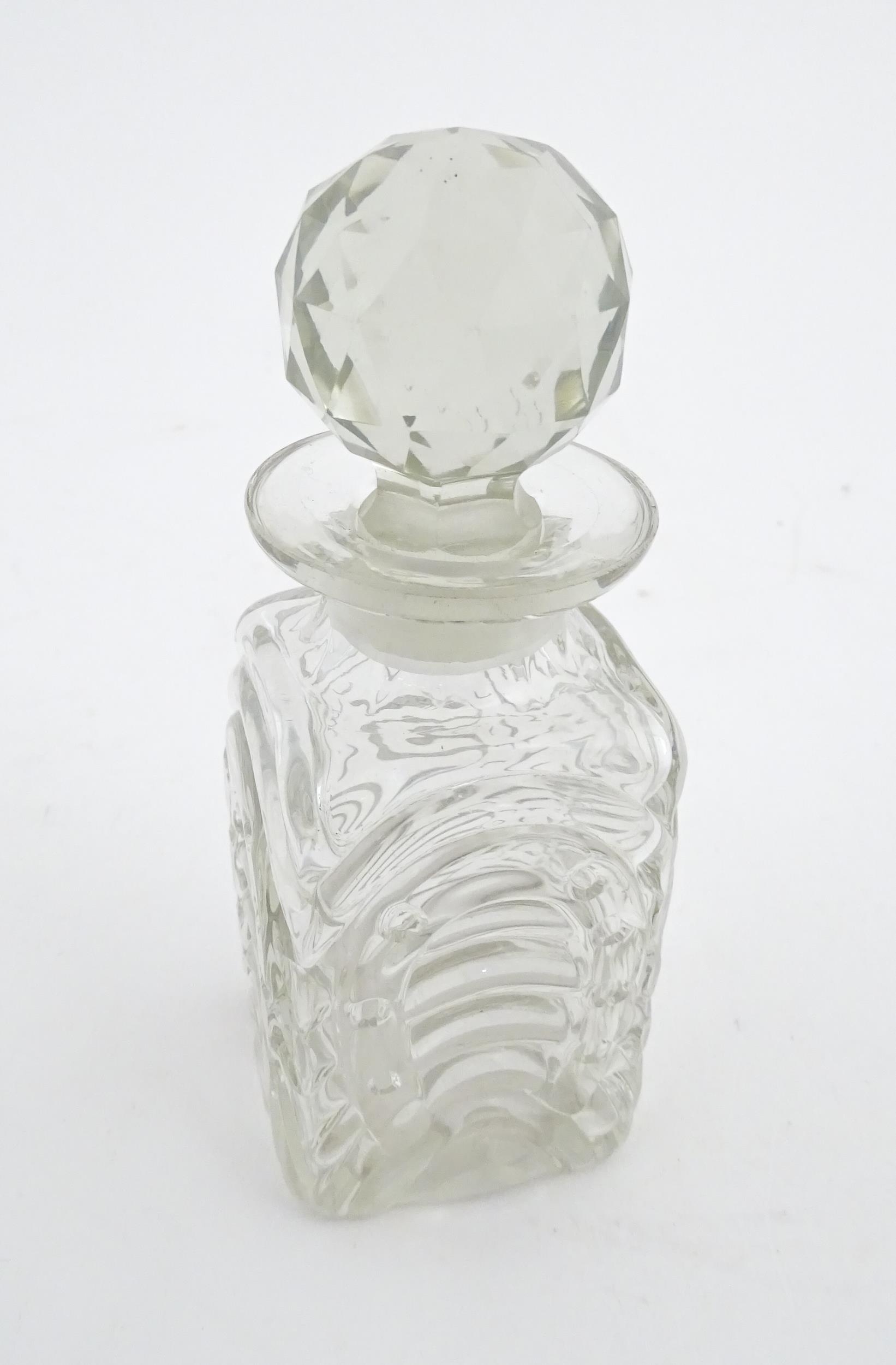 A Victorian glass hunting decanter with stylised horse shoe decoration to sides. Approx. 6" high - Image 6 of 7