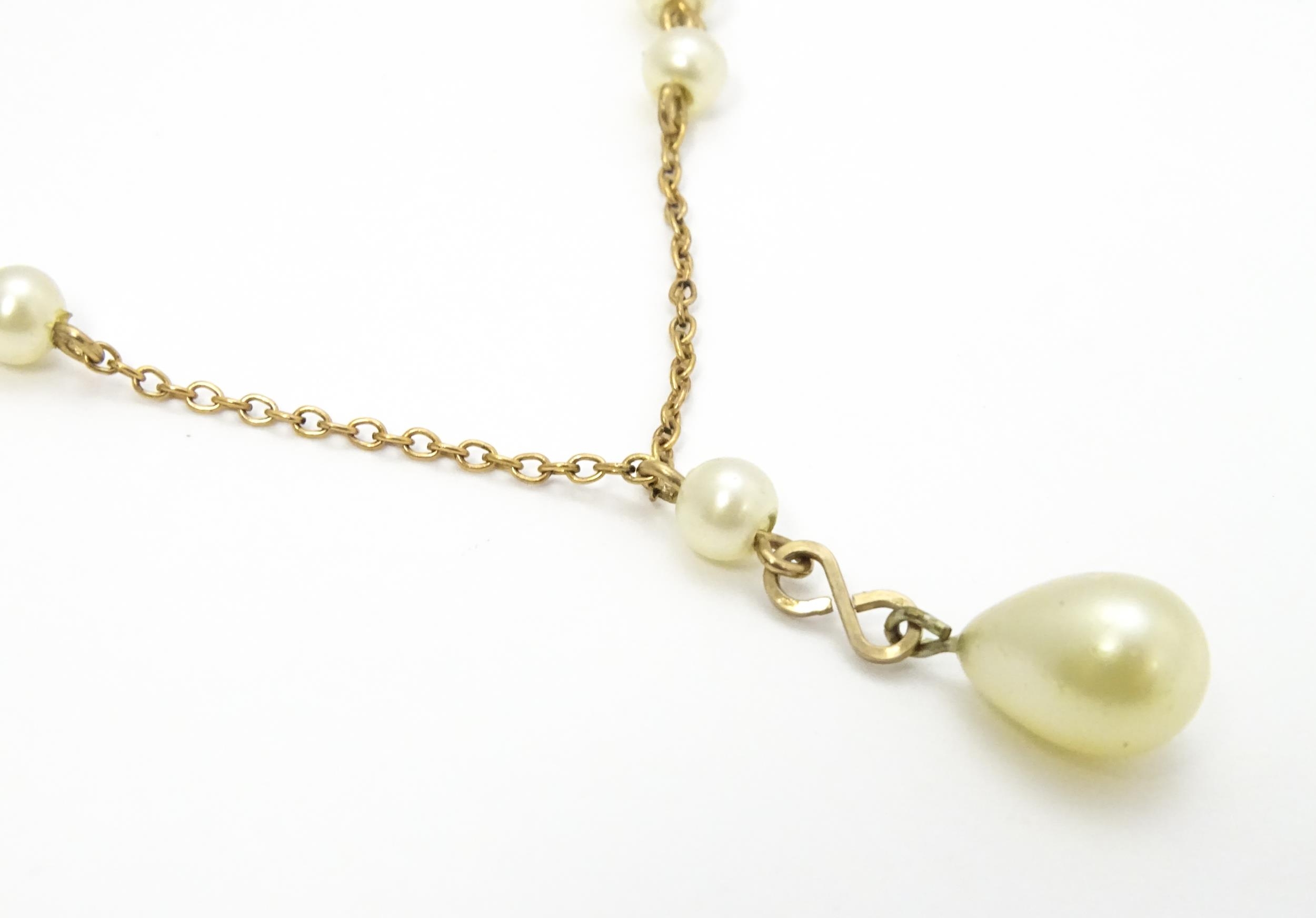 A gilt metal necklace set with pearl beads and drop. Approx. 17" long Please Note - we do not make - Image 2 of 9