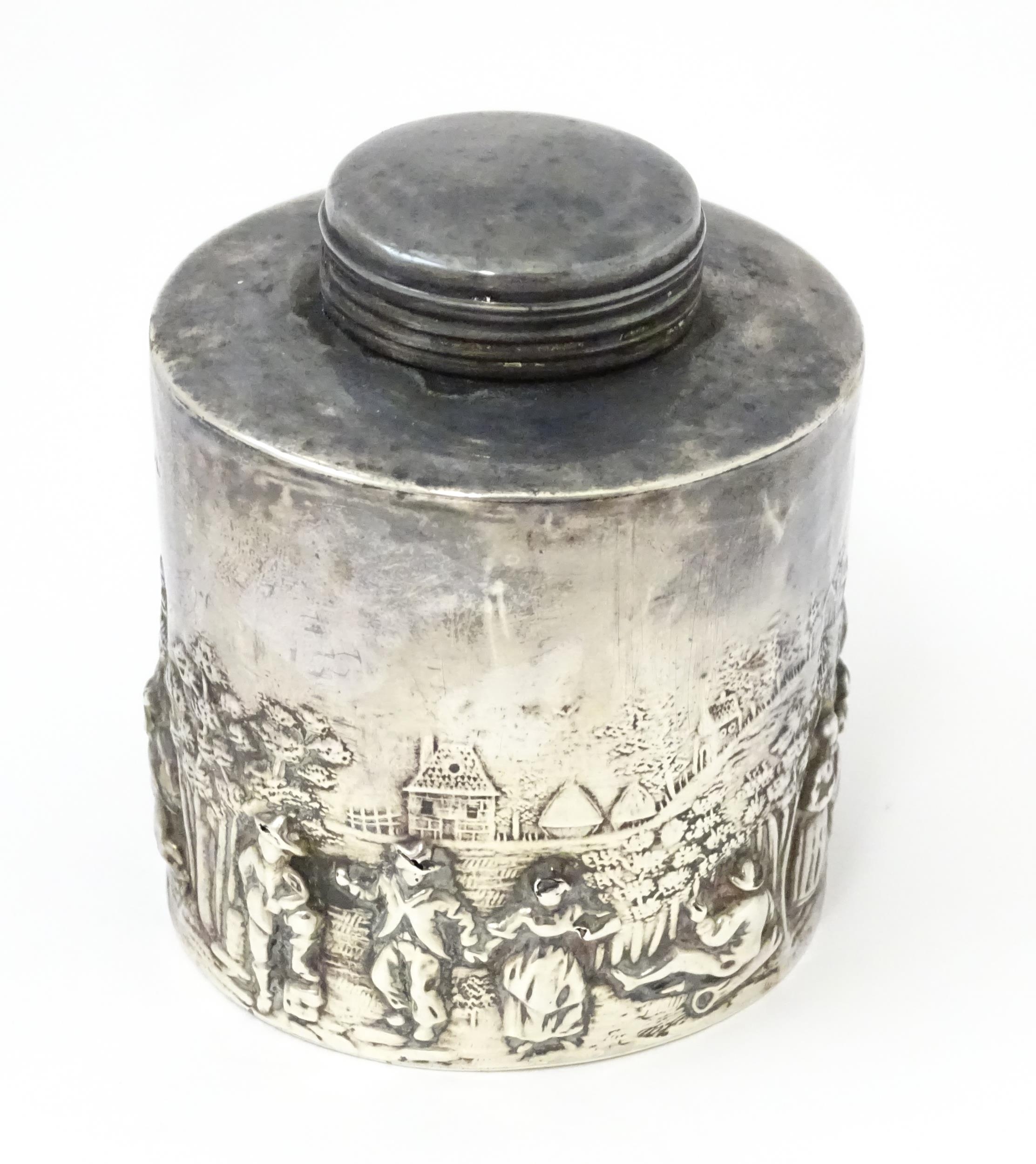 A silver tea caddy depicting a village scene with buildings and figures. Hallmarked Chester c. - Bild 6 aus 10