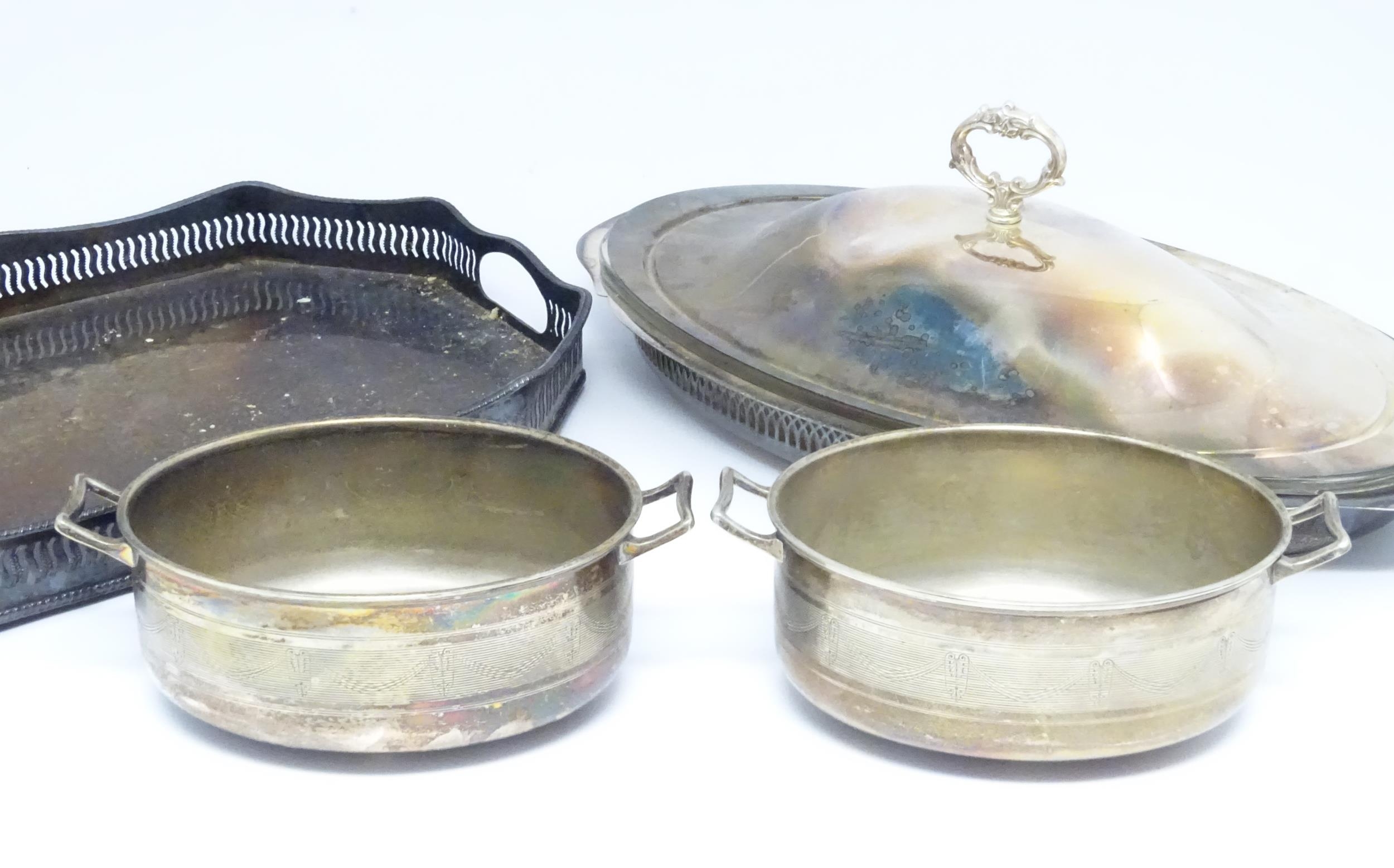 A quantity of assorted silver plated wares to include entree dishes, trays, bread plates, etc. - Image 9 of 11