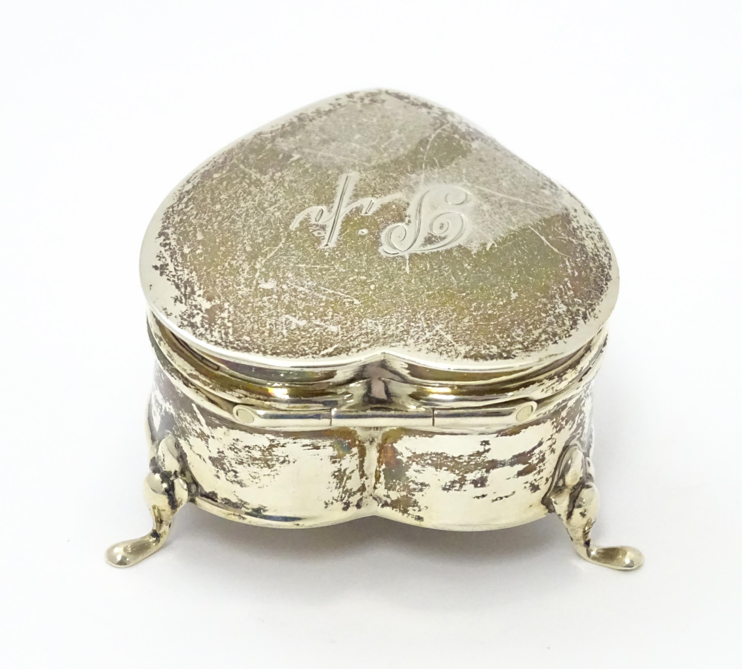 A silver ring box of heart form hallmarked Birmingham 1912, maker Synyer & Beddoes. Approx. 2 1/4" - Image 5 of 8