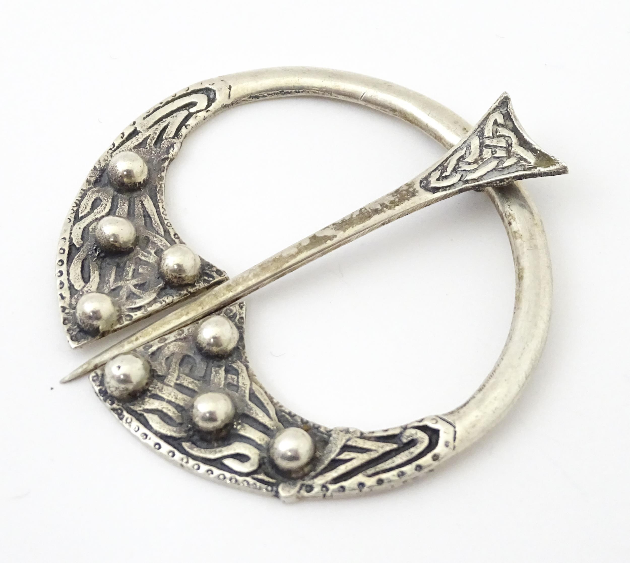 A Scottish silver penannular brooch / pin with Celtic decoration. Hallmarked Glasgow 1941 maker - Image 3 of 8